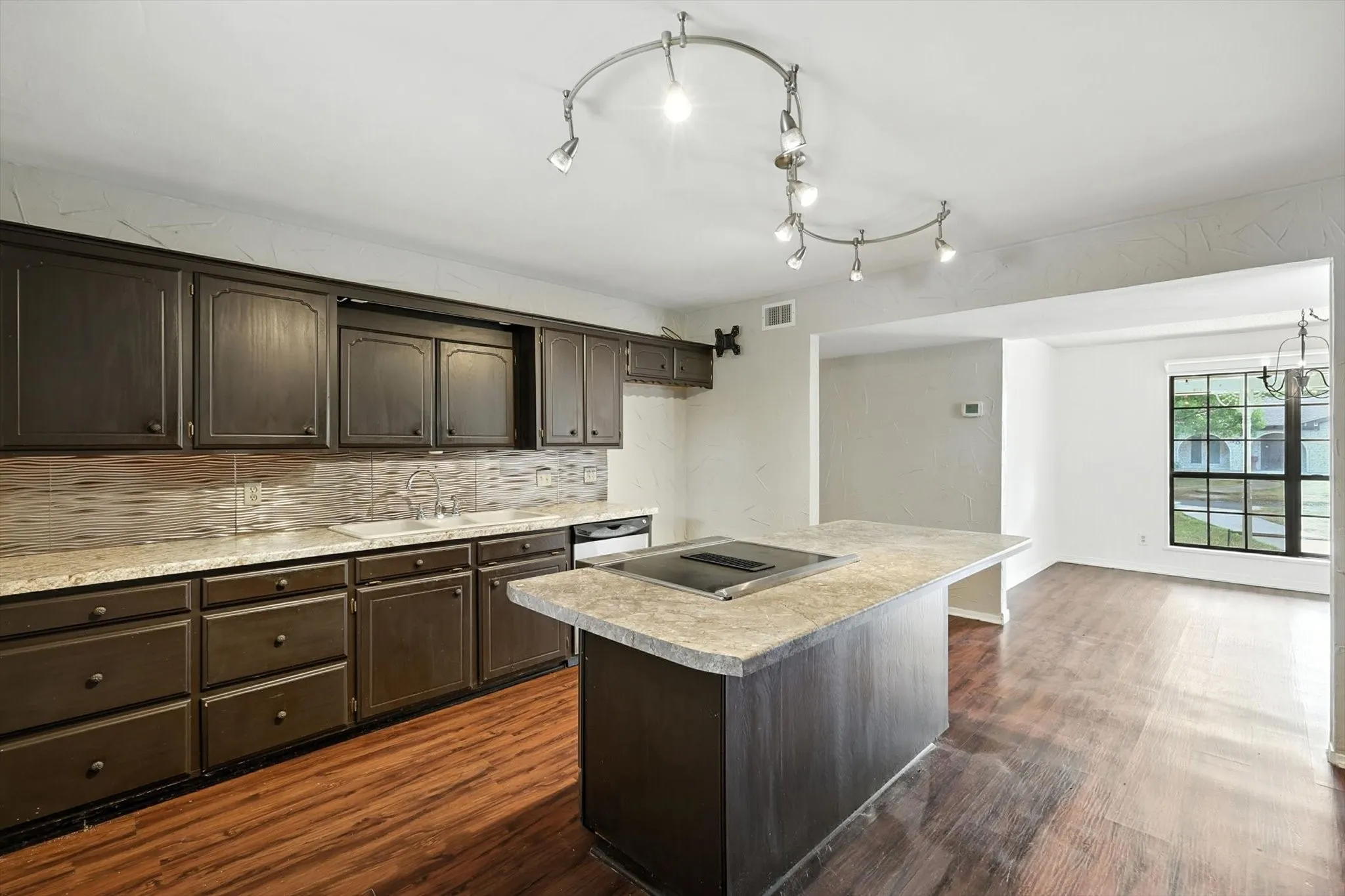 Single Family Residence For Sale in Collin County , 305 Amoret Circle, Anna, Texas 75409, 4 Bedroom, 2 Bathroom, 3 Garage spaces, 2,692 Sqft, built in 1985, mls#21044061, Real Estate Agent in Anna, Homes For Sale in Collin county, Homes For Sale in Anna, Realtor in Anna Texas, Real Estate Brokerage Independent Realty Texas, Luminita Cordes Realtor