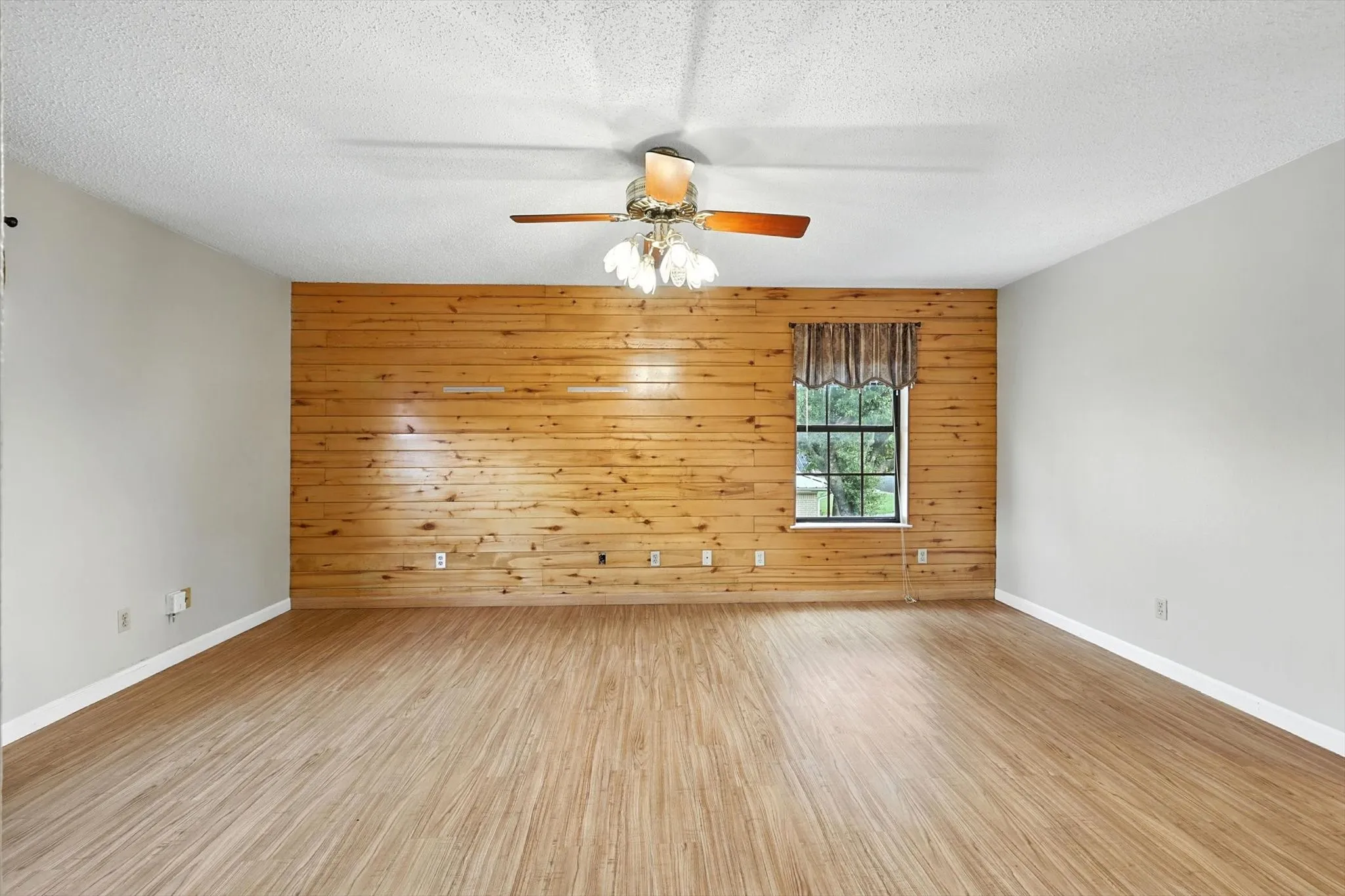 Single Family Residence For Sale in Collin County , 305 Amoret Circle, Anna, Texas 75409, 4 Bedroom, 2 Bathroom, 3 Garage spaces, 2,692 Sqft, built in 1985, mls#21044061, Real Estate Agent in Anna, Homes For Sale in Collin county, Homes For Sale in Anna, Realtor in Anna Texas, Real Estate Brokerage Independent Realty Texas, Luminita Cordes Realtor