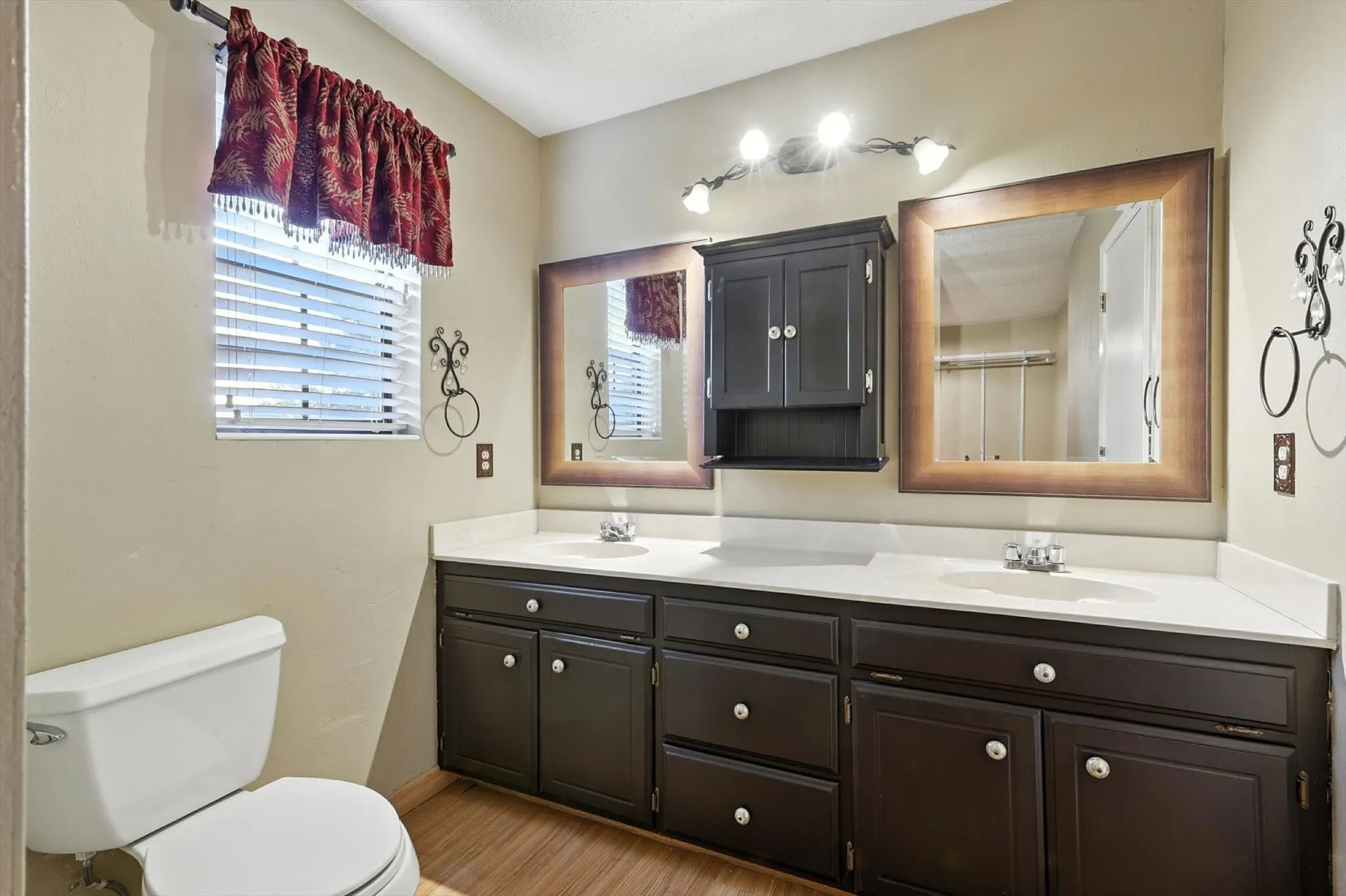 Single Family Residence For Sale in Collin County , 305 Amoret Circle, Anna, Texas 75409, 4 Bedroom, 2 Bathroom, 3 Garage spaces, 2,692 Sqft, built in 1985, mls#21044061, Real Estate Agent in Anna, Homes For Sale in Collin county, Homes For Sale in Anna, Realtor in Anna Texas, Real Estate Brokerage Independent Realty Texas, Luminita Cordes Realtor