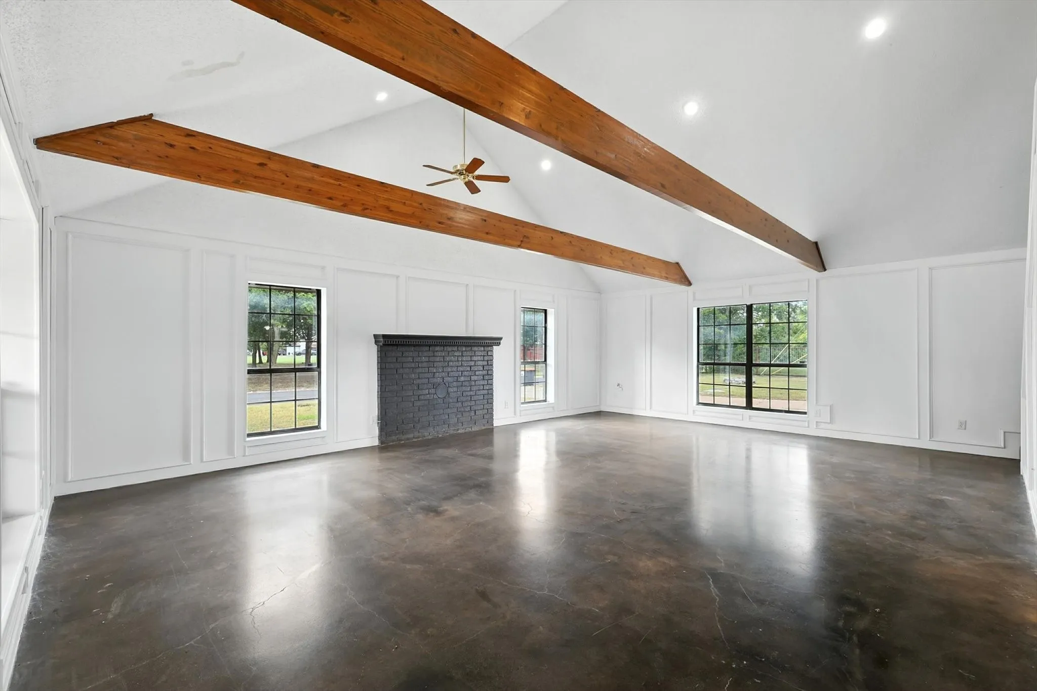 Single Family Residence For Sale in Collin County , 305 Amoret Circle, Anna, Texas 75409, 4 Bedroom, 2 Bathroom, 3 Garage spaces, 2,692 Sqft, built in 1985, mls#21044061, Real Estate Agent in Anna, Homes For Sale in Collin county, Homes For Sale in Anna, Realtor in Anna Texas, Real Estate Brokerage Independent Realty Texas, Luminita Cordes Realtor