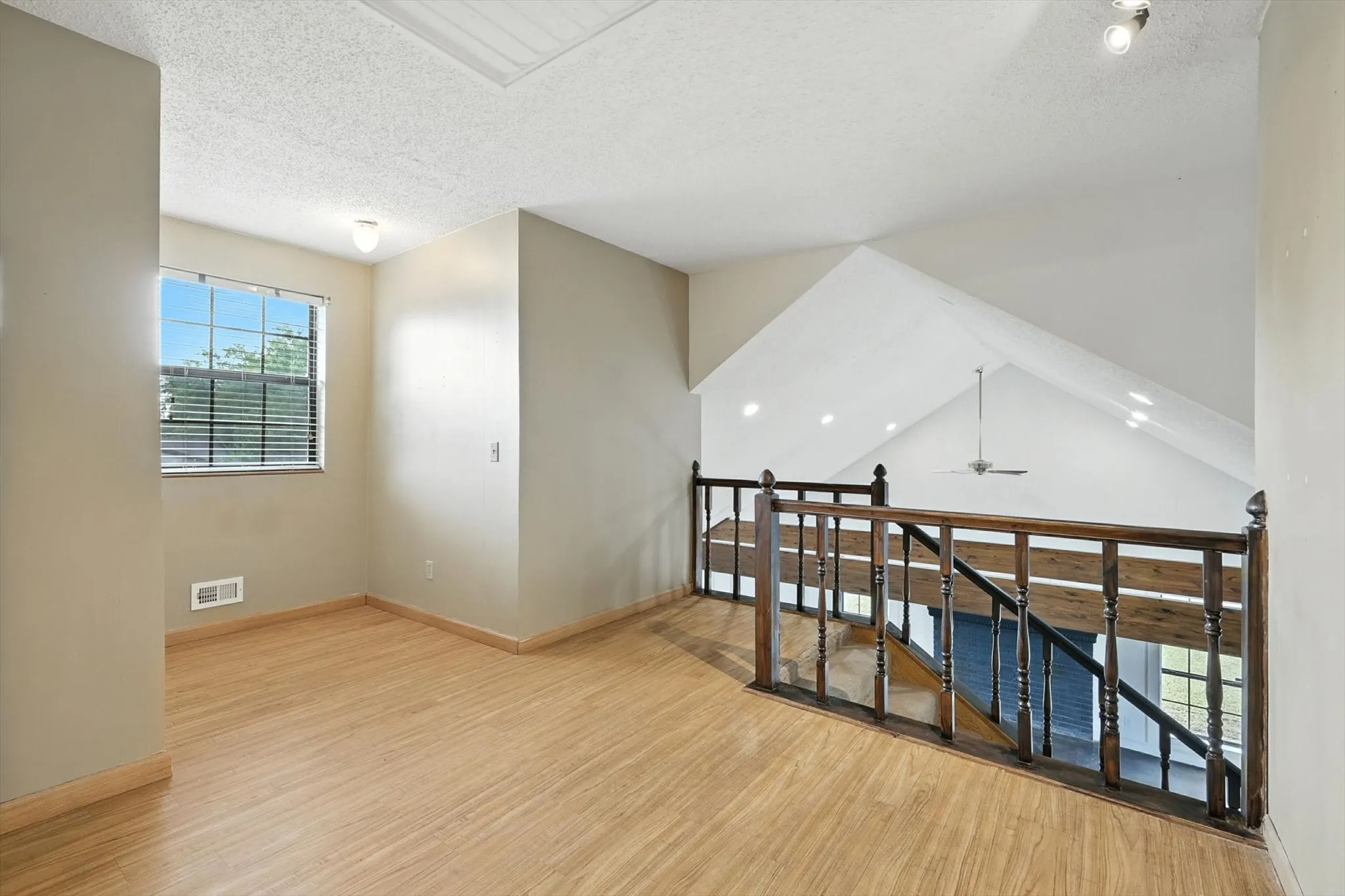 Single Family Residence For Sale in Collin County , 305 Amoret Circle, Anna, Texas 75409, 4 Bedroom, 2 Bathroom, 3 Garage spaces, 2,692 Sqft, built in 1985, mls#21044061, Real Estate Agent in Anna, Homes For Sale in Collin county, Homes For Sale in Anna, Realtor in Anna Texas, Real Estate Brokerage Independent Realty Texas, Luminita Cordes Realtor