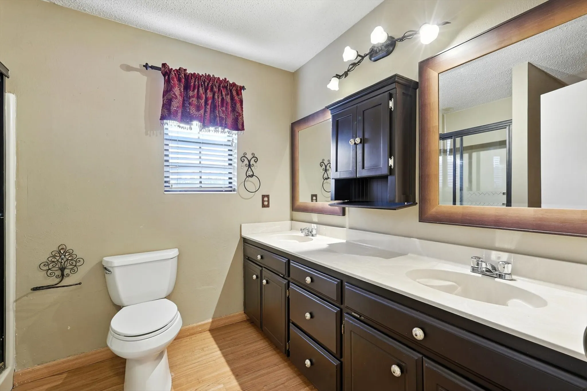 Single Family Residence For Sale in Collin County , 305 Amoret Circle, Anna, Texas 75409, 4 Bedroom, 2 Bathroom, 3 Garage spaces, 2,692 Sqft, built in 1985, mls#21044061, Real Estate Agent in Anna, Homes For Sale in Collin county, Homes For Sale in Anna, Realtor in Anna Texas, Real Estate Brokerage Independent Realty Texas, Luminita Cordes Realtor