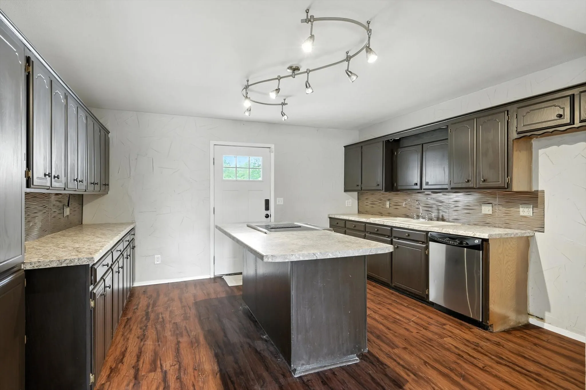 Single Family Residence For Sale in Collin County , 305 Amoret Circle, Anna, Texas 75409, 4 Bedroom, 2 Bathroom, 3 Garage spaces, 2,692 Sqft, built in 1985, mls#21044061, Real Estate Agent in Anna, Homes For Sale in Collin county, Homes For Sale in Anna, Realtor in Anna Texas, Real Estate Brokerage Independent Realty Texas, Luminita Cordes Realtor