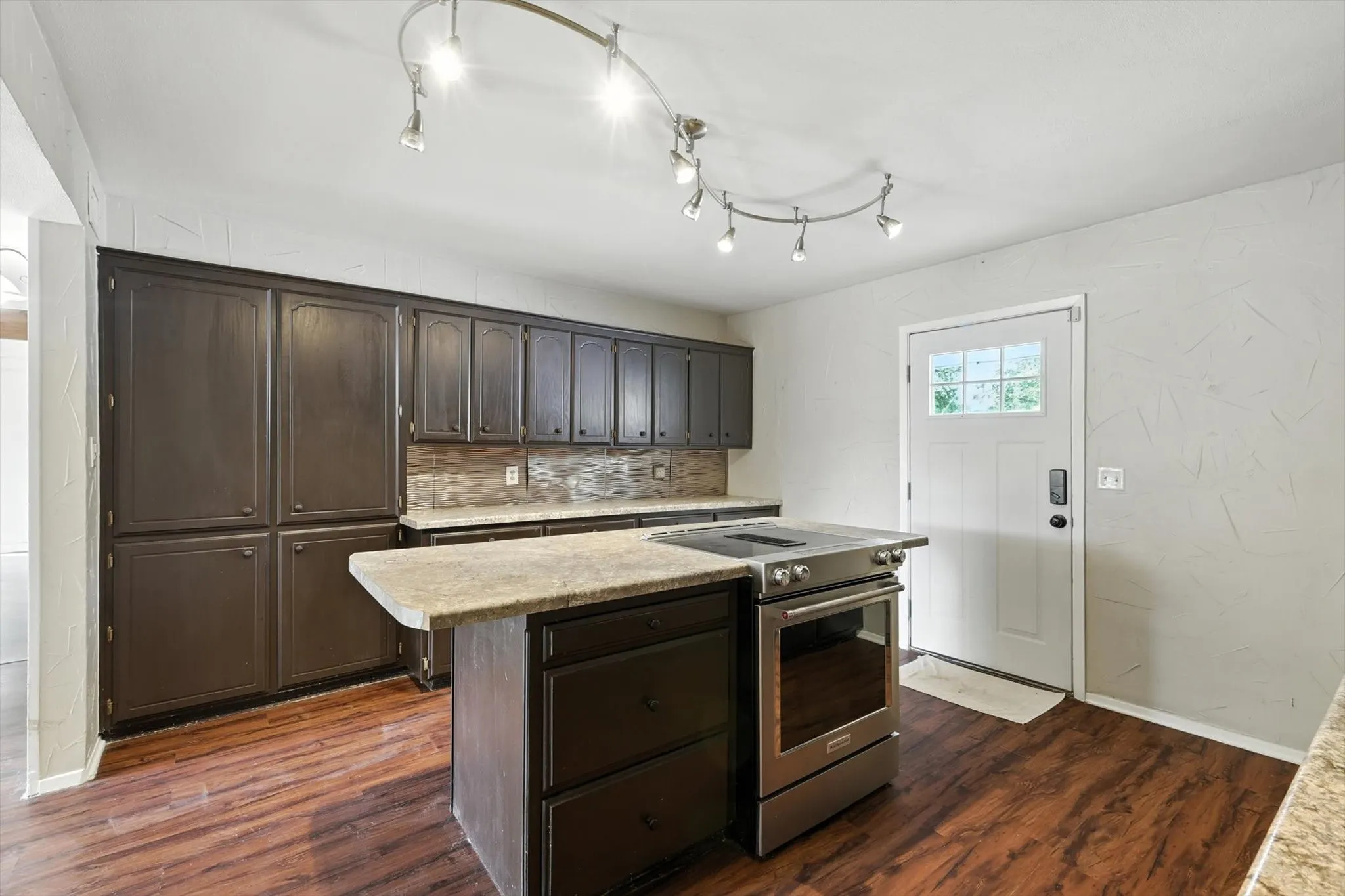 Single Family Residence For Sale in Collin County , 305 Amoret Circle, Anna, Texas 75409, 4 Bedroom, 2 Bathroom, 3 Garage spaces, 2,692 Sqft, built in 1985, mls#21044061, Real Estate Agent in Anna, Homes For Sale in Collin county, Homes For Sale in Anna, Realtor in Anna Texas, Real Estate Brokerage Independent Realty Texas, Luminita Cordes Realtor