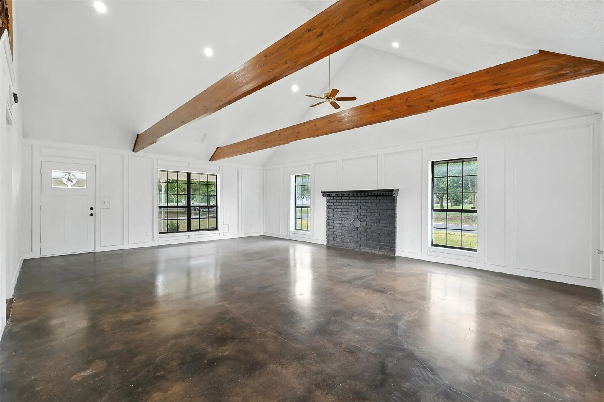 Single Family Residence For Sale in Collin County , 305 Amoret Circle, Anna, Texas 75409, 4 Bedroom, 2 Bathroom, 3 Garage spaces, 2,692 Sqft, built in 1985, mls#21044061, Real Estate Agent in Anna, Homes For Sale in Collin county, Homes For Sale in Anna, Realtor in Anna Texas, Real Estate Brokerage Independent Realty Texas, Luminita Cordes Realtor