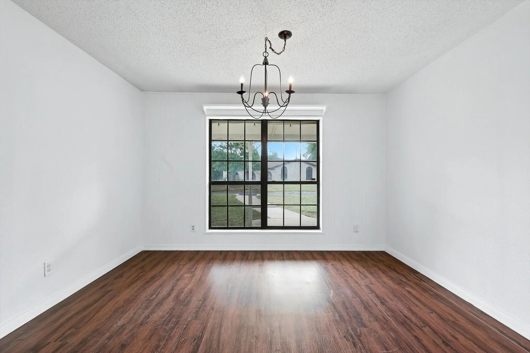 Single Family Residence For Sale in Collin County , 305 Amoret Circle, Anna, Texas 75409, 4 Bedroom, 2 Bathroom, 3 Garage spaces, 2,692 Sqft, built in 1985, mls#21044061, Real Estate Agent in Anna, Homes For Sale in Collin county, Homes For Sale in Anna, Realtor in Anna Texas, Real Estate Brokerage Independent Realty Texas, Luminita Cordes Realtor