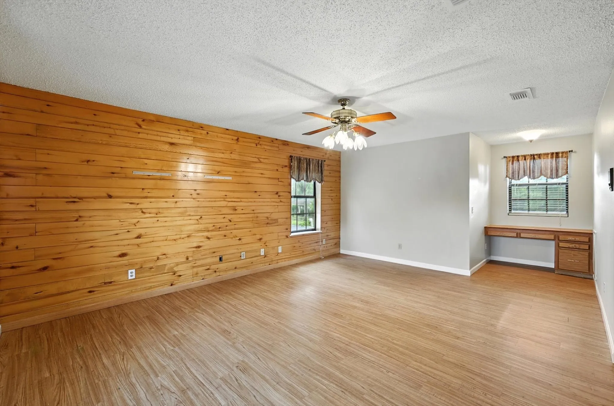 Single Family Residence For Sale in Collin County , 305 Amoret Circle, Anna, Texas 75409, 4 Bedroom, 2 Bathroom, 3 Garage spaces, 2,692 Sqft, built in 1985, mls#21044061, Real Estate Agent in Anna, Homes For Sale in Collin county, Homes For Sale in Anna, Realtor in Anna Texas, Real Estate Brokerage Independent Realty Texas, Luminita Cordes Realtor