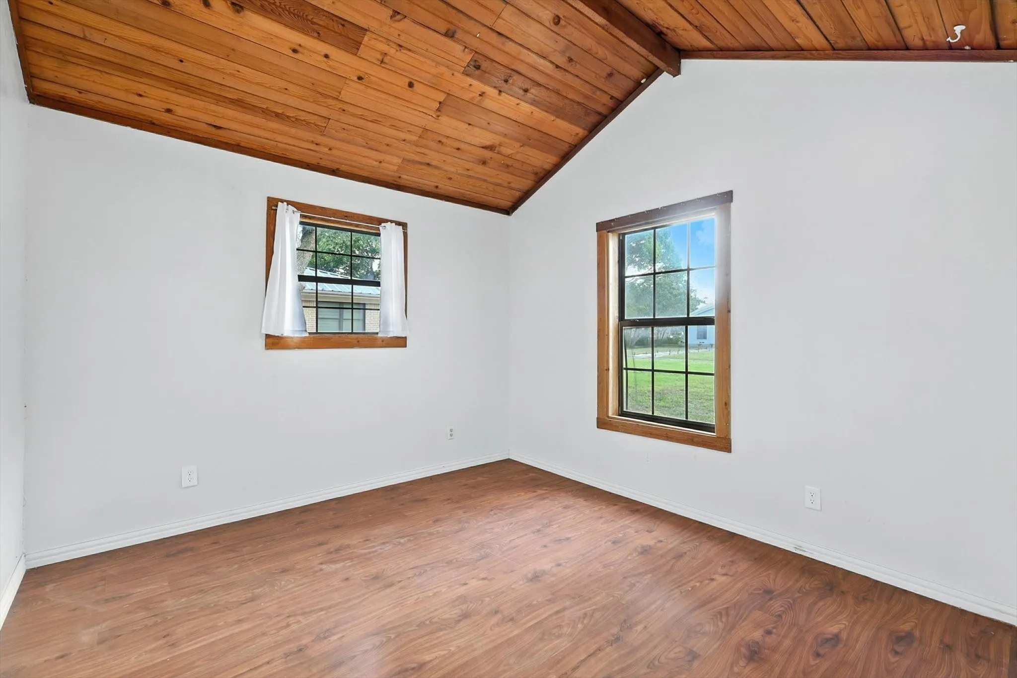 Single Family Residence For Sale in Collin County , 305 Amoret Circle, Anna, Texas 75409, 4 Bedroom, 2 Bathroom, 3 Garage spaces, 2,692 Sqft, built in 1985, mls#21044061, Real Estate Agent in Anna, Homes For Sale in Collin county, Homes For Sale in Anna, Realtor in Anna Texas, Real Estate Brokerage Independent Realty Texas, Luminita Cordes Realtor