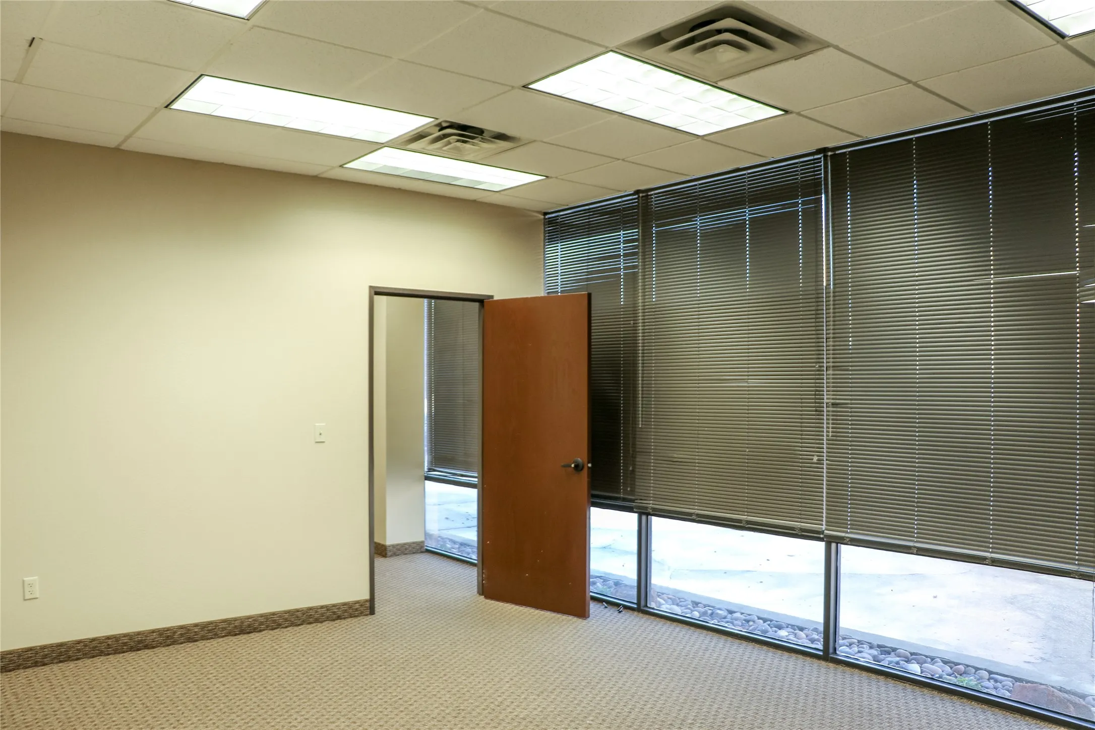 Office For Rent in Tarrant County , 6750 Locke Avenue, Fort Worth, Texas 76116, 0, 0, Garage spaces, 0 Sqft, built in 1986, Preowned, Price $20, mls#21037125, Real Estate Agent in Fort Worth, Homes For Rent in Tarrant county, Homes For Rent in Fort Worth, Realtor in Fort Worth Texas, Real Estate Brokerage Independent Realty Texas, Luminita Cordes Realtor