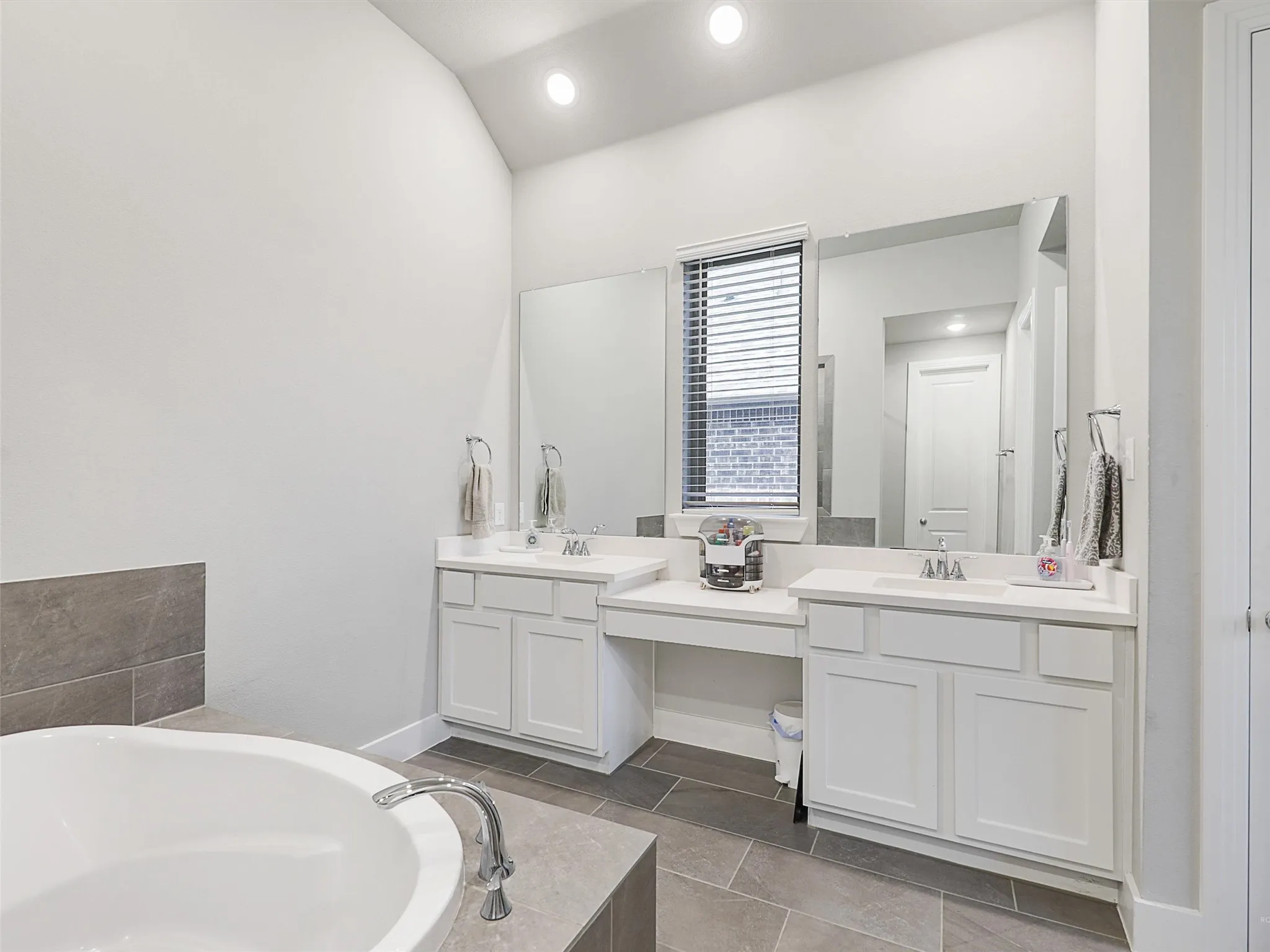 Single Family Residence For Sale in Grayson County , 5106 Twin Oaks Court, Denison, Texas 75020, 4 Bedroom, 3 Bathroom, 2 Garage spaces, 2,825 Sqft, built in 2022, mls#21043727, Real Estate Agent in Denison, Homes For Sale in Grayson county, Homes For Sale in Denison, Realtor in Denison Texas, Real Estate Brokerage Independent Realty Texas, Luminita Cordes Realtor