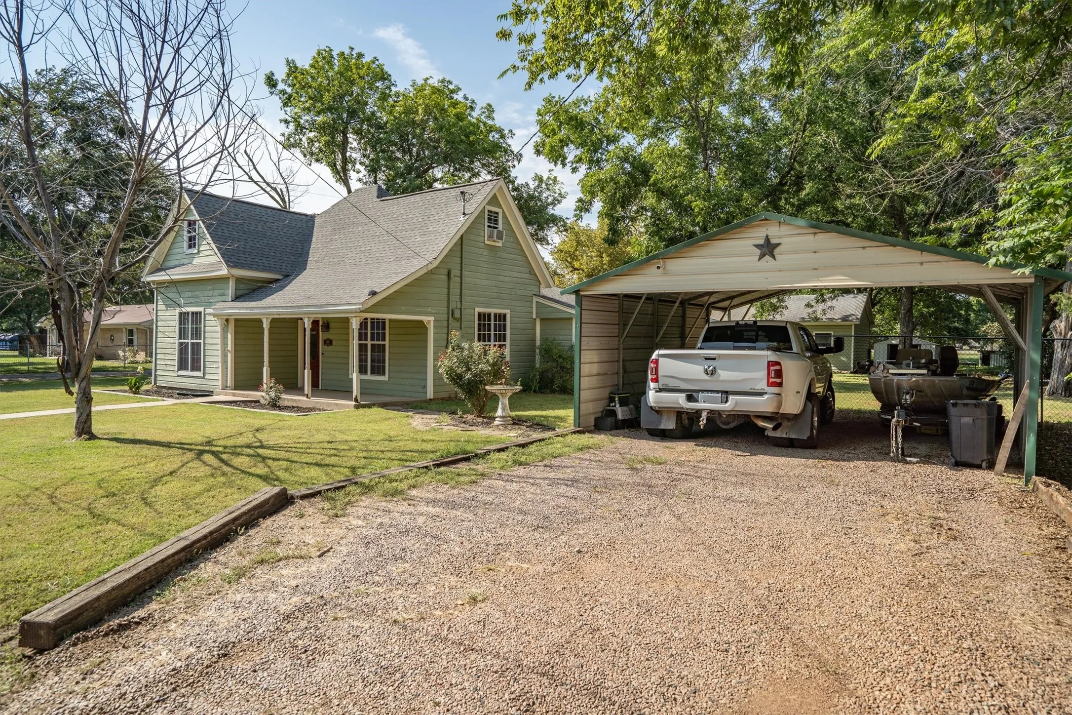Single Family Residence For Sale in Grayson County , 801 E Main Street, Tioga, Texas 76271, 4 Bedrooms, 2 Bathrooms, 1 Garage spaces, 2,142 Sqft, built in 1945, Preowned, Price $249,000, mls#21038913, Real Estate Agent in Tioga, Homes For Sale in Grayson county, Homes For Sale in Tioga, Realtor in Tioga Texas, Real Estate Brokerage Independent Realty Texas, Luminita Cordes Realtor