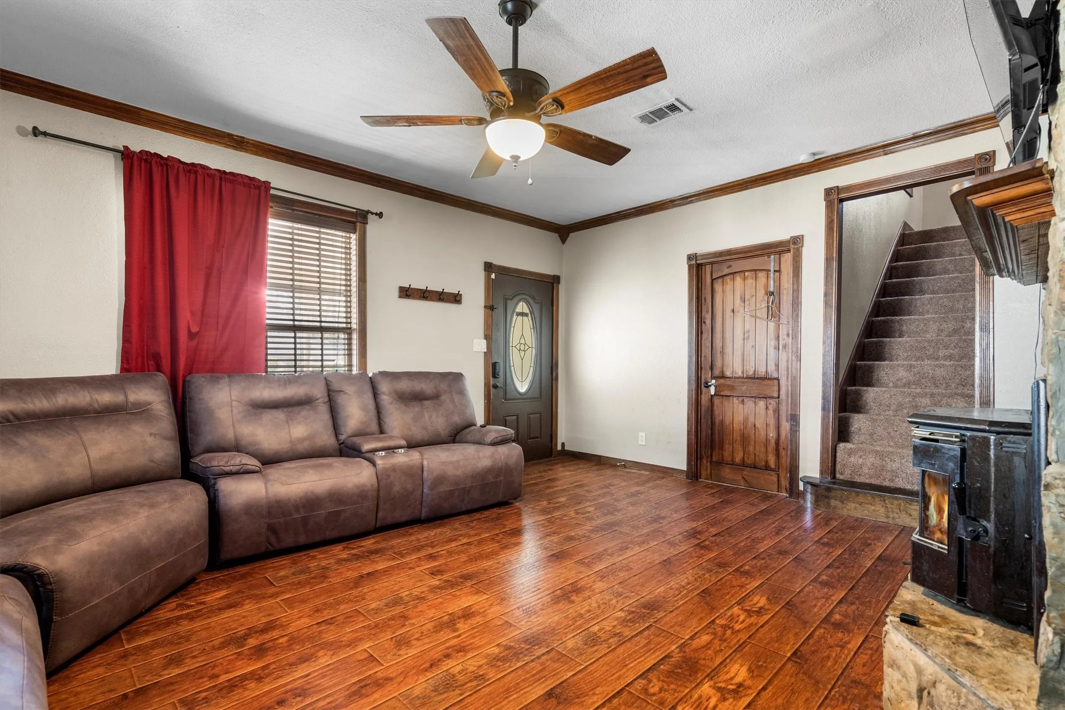 Single Family Residence For Sale in Grayson County , 801 E Main Street, Tioga, Texas 76271, 4 Bedrooms, 2 Bathrooms, 1 Garage spaces, 2,142 Sqft, built in 1945, Preowned, Price $249,000, mls#21038913, Real Estate Agent in Tioga, Homes For Sale in Grayson county, Homes For Sale in Tioga, Realtor in Tioga Texas, Real Estate Brokerage Independent Realty Texas, Luminita Cordes Realtor