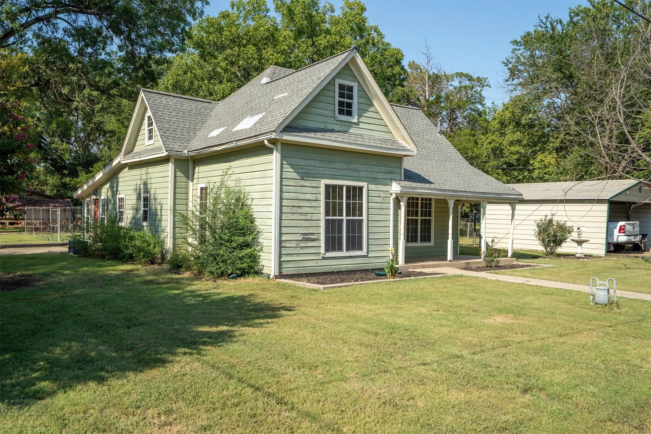 Single Family Residence For Sale in Grayson County , 801 E Main Street, Tioga, Texas 76271, 4 Bedrooms, 2 Bathrooms, 1 Garage spaces, 2,142 Sqft, built in 1945, Preowned, Price $249,000, mls#21038913, Real Estate Agent in Tioga, Homes For Sale in Grayson county, Homes For Sale in Tioga, Realtor in Tioga Texas, Real Estate Brokerage Independent Realty Texas, Luminita Cordes Realtor