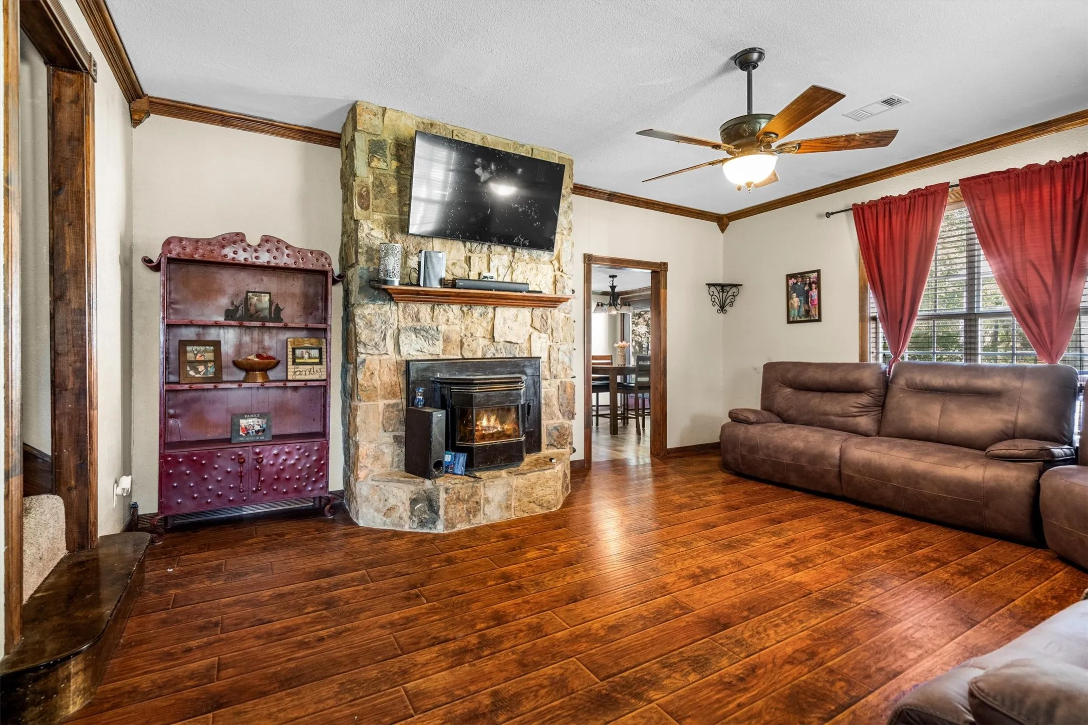Single Family Residence For Sale in Grayson County , 801 E Main Street, Tioga, Texas 76271, 4 Bedrooms, 2 Bathrooms, 1 Garage spaces, 2,142 Sqft, built in 1945, Preowned, Price $249,000, mls#21038913, Real Estate Agent in Tioga, Homes For Sale in Grayson county, Homes For Sale in Tioga, Realtor in Tioga Texas, Real Estate Brokerage Independent Realty Texas, Luminita Cordes Realtor