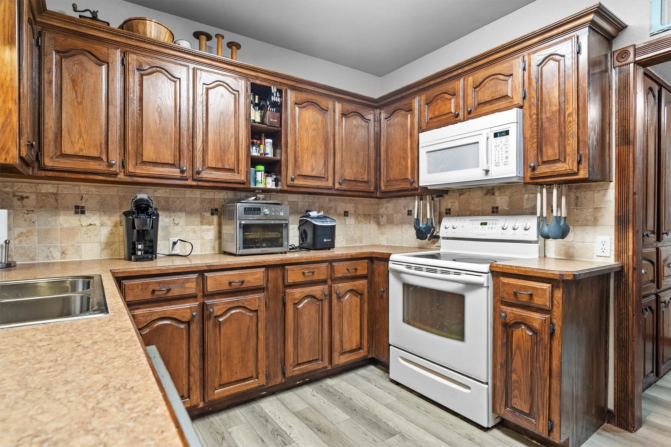 Single Family Residence For Sale in Grayson County , 801 E Main Street, Tioga, Texas 76271, 4 Bedrooms, 2 Bathrooms, 1 Garage spaces, 2,142 Sqft, built in 1945, Preowned, Price $249,000, mls#21038913, Real Estate Agent in Tioga, Homes For Sale in Grayson county, Homes For Sale in Tioga, Realtor in Tioga Texas, Real Estate Brokerage Independent Realty Texas, Luminita Cordes Realtor
