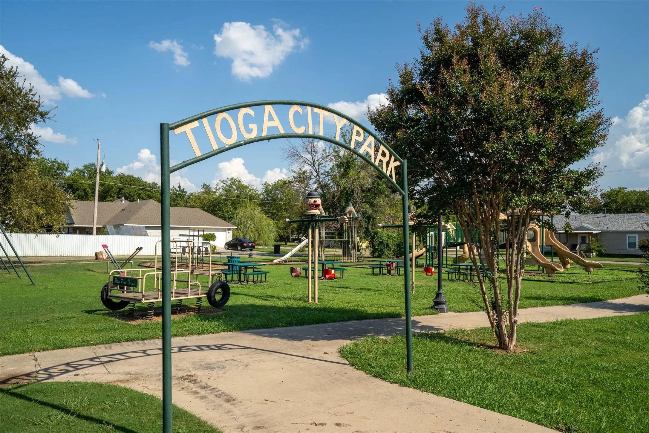 Single Family Residence For Sale in Grayson County , 801 E Main Street, Tioga, Texas 76271, 4 Bedrooms, 2 Bathrooms, 1 Garage spaces, 2,142 Sqft, built in 1945, Preowned, Price $249,000, mls#21038913, Real Estate Agent in Tioga, Homes For Sale in Grayson county, Homes For Sale in Tioga, Realtor in Tioga Texas, Real Estate Brokerage Independent Realty Texas, Luminita Cordes Realtor