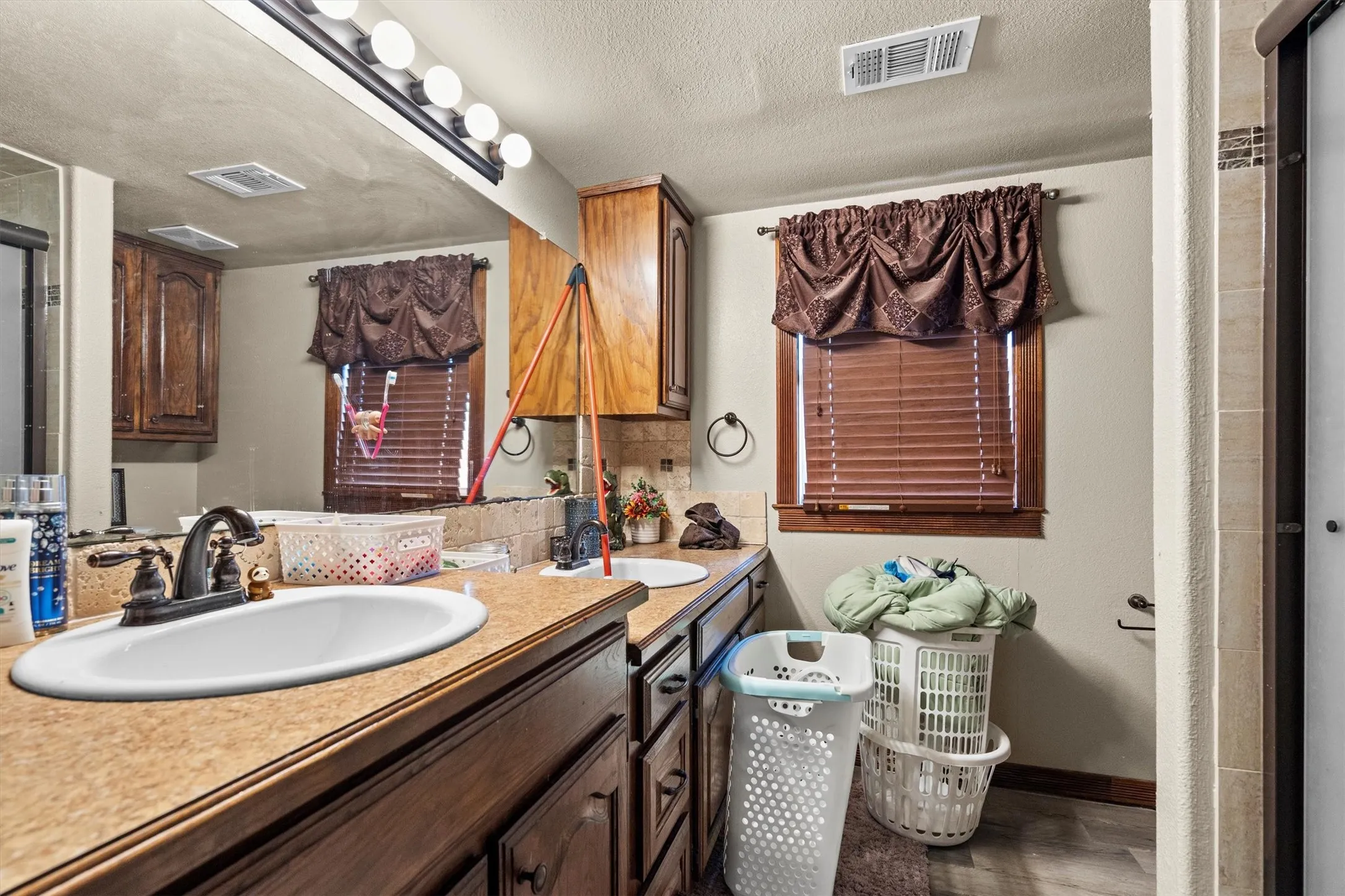 Single Family Residence For Sale in Grayson County , 801 E Main Street, Tioga, Texas 76271, 4 Bedrooms, 2 Bathrooms, 1 Garage spaces, 2,142 Sqft, built in 1945, Preowned, Price $249,000, mls#21038913, Real Estate Agent in Tioga, Homes For Sale in Grayson county, Homes For Sale in Tioga, Realtor in Tioga Texas, Real Estate Brokerage Independent Realty Texas, Luminita Cordes Realtor