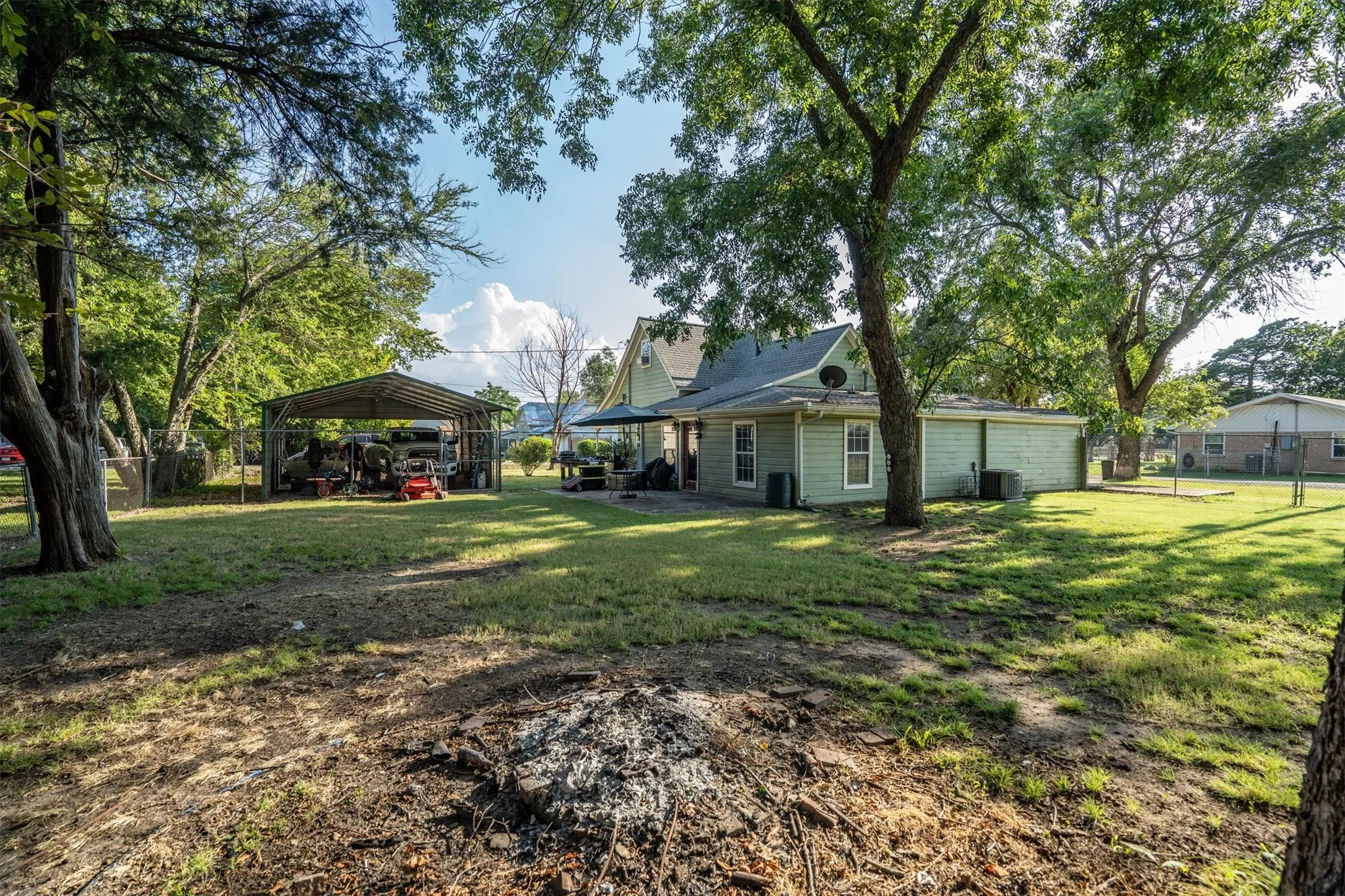 Single Family Residence For Sale in Grayson County , 801 E Main Street, Tioga, Texas 76271, 4 Bedrooms, 2 Bathrooms, 1 Garage spaces, 2,142 Sqft, built in 1945, Preowned, Price $249,000, mls#21038913, Real Estate Agent in Tioga, Homes For Sale in Grayson county, Homes For Sale in Tioga, Realtor in Tioga Texas, Real Estate Brokerage Independent Realty Texas, Luminita Cordes Realtor