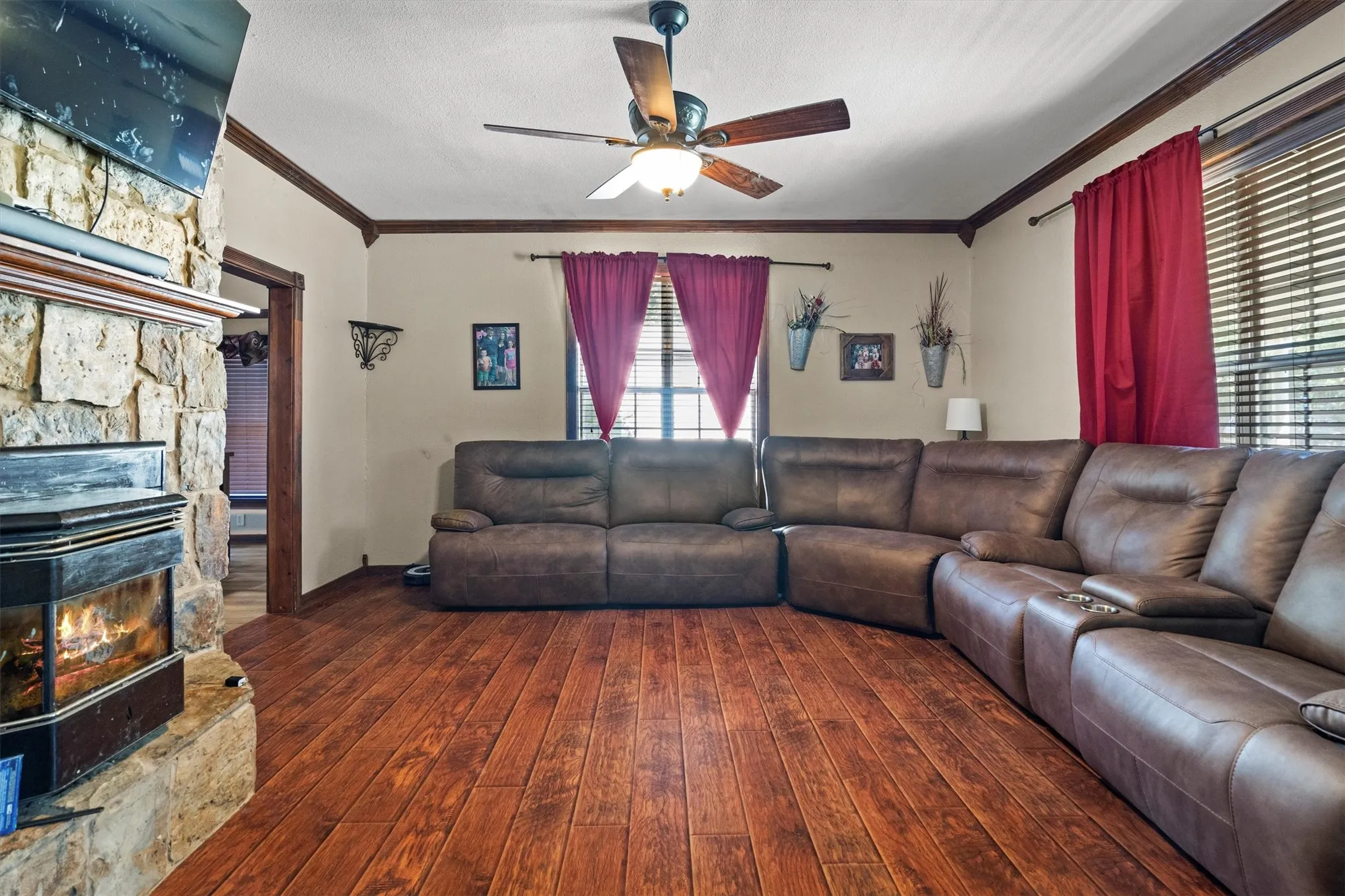 Single Family Residence For Sale in Grayson County , 801 E Main Street, Tioga, Texas 76271, 4 Bedrooms, 2 Bathrooms, 1 Garage spaces, 2,142 Sqft, built in 1945, Preowned, Price $249,000, mls#21038913, Real Estate Agent in Tioga, Homes For Sale in Grayson county, Homes For Sale in Tioga, Realtor in Tioga Texas, Real Estate Brokerage Independent Realty Texas, Luminita Cordes Realtor