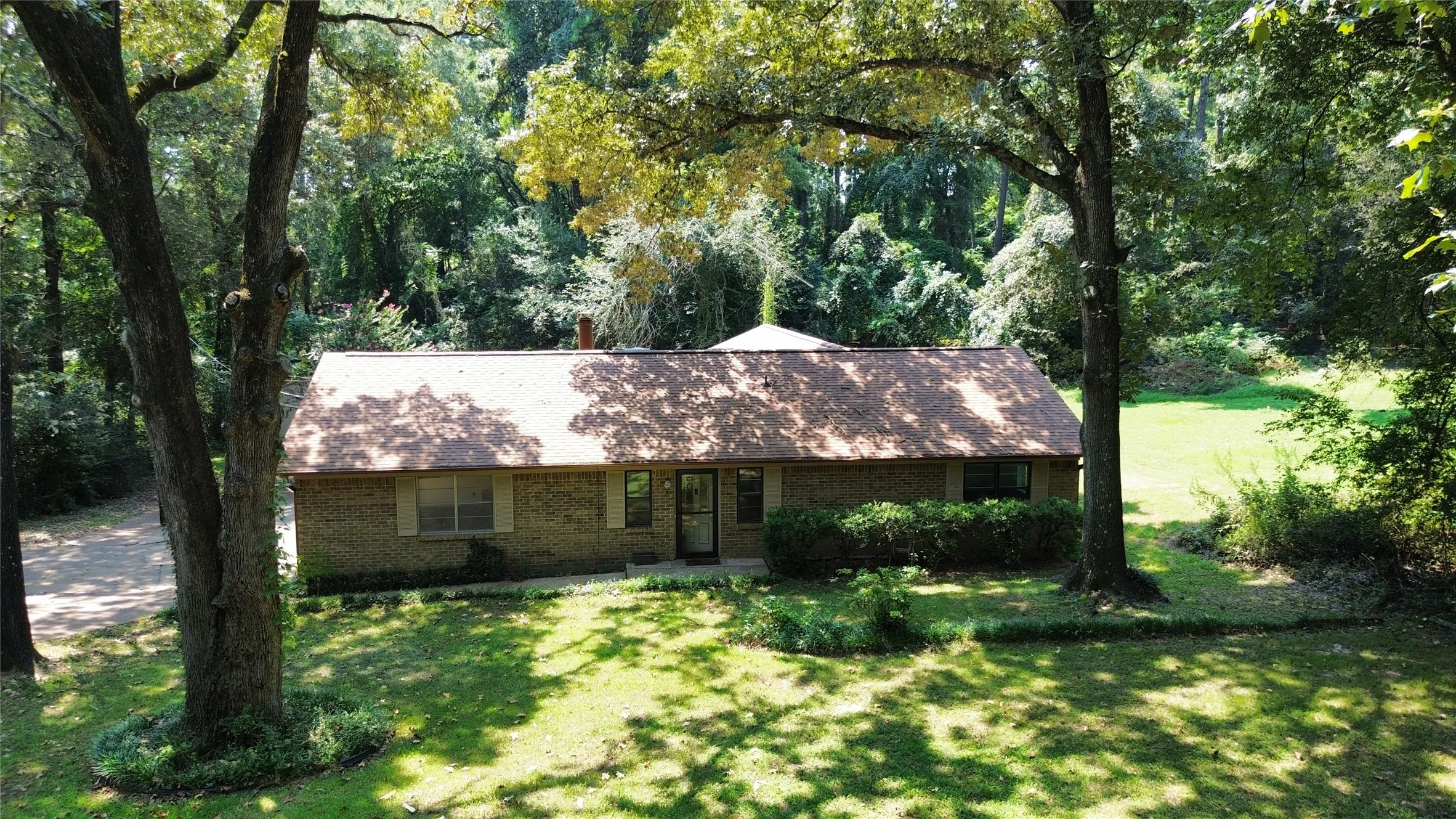 Single Family Residence For Sale in Smith County , 17320 Four Winds Way, Flint, Texas 75762, 4 Bedroom, 2 Bathroom, 2 Garage spaces, 1,945 Sqft, built in 1982, Preowned, mls#21039594, Real Estate Agent in Flint, Homes For Sale in Smith county, Homes For Sale in Flint, Realtor in Flint Texas, Real Estate Brokerage Independent Realty Texas, Luminita Cordes Realtor