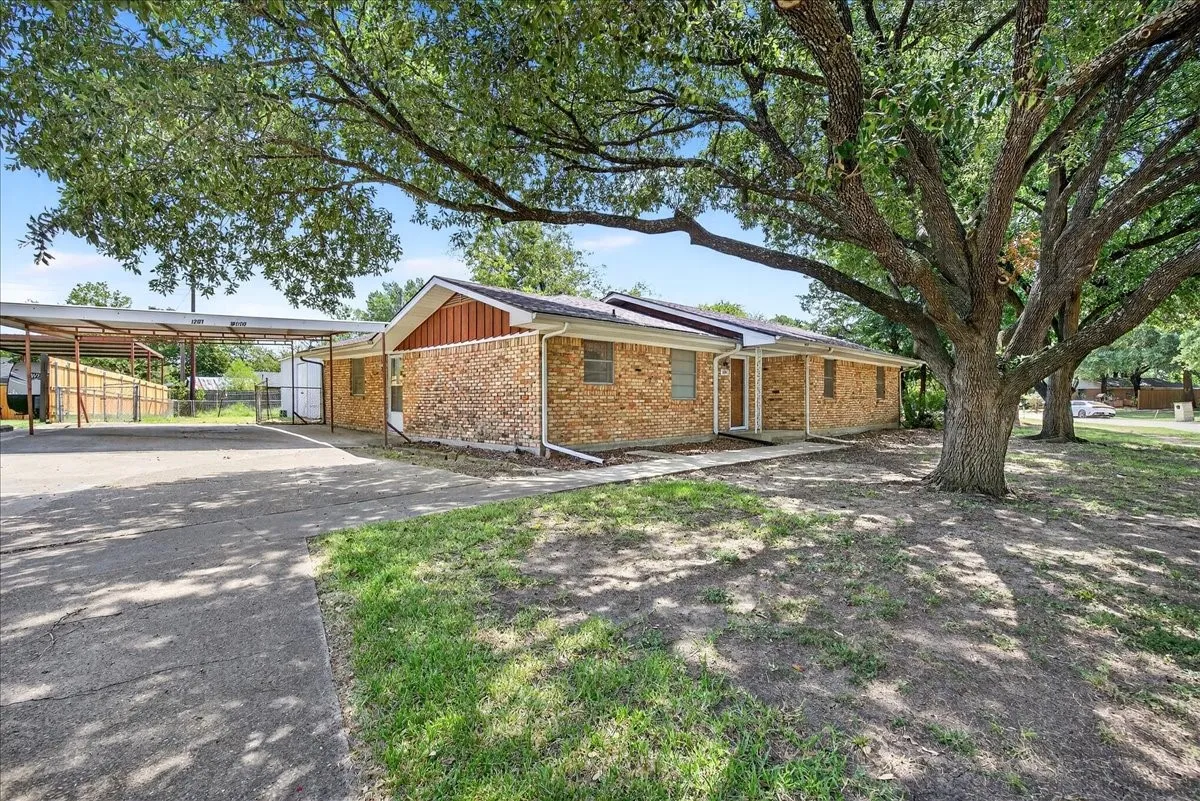 Single Family Residence For Sale in Kaufman County , 1207 Royal Drive, Kaufman, Texas 75142, 3 Bedroom, 2 Bathroom, Garage spaces, 1,698 Sqft, built in 1966, mls#21038350, Real Estate Agent in Kaufman, Homes For Sale in Kaufman county, Homes For Sale in Kaufman, Realtor in Kaufman Texas, Real Estate Brokerage Independent Realty Texas, Luminita Cordes Realtor