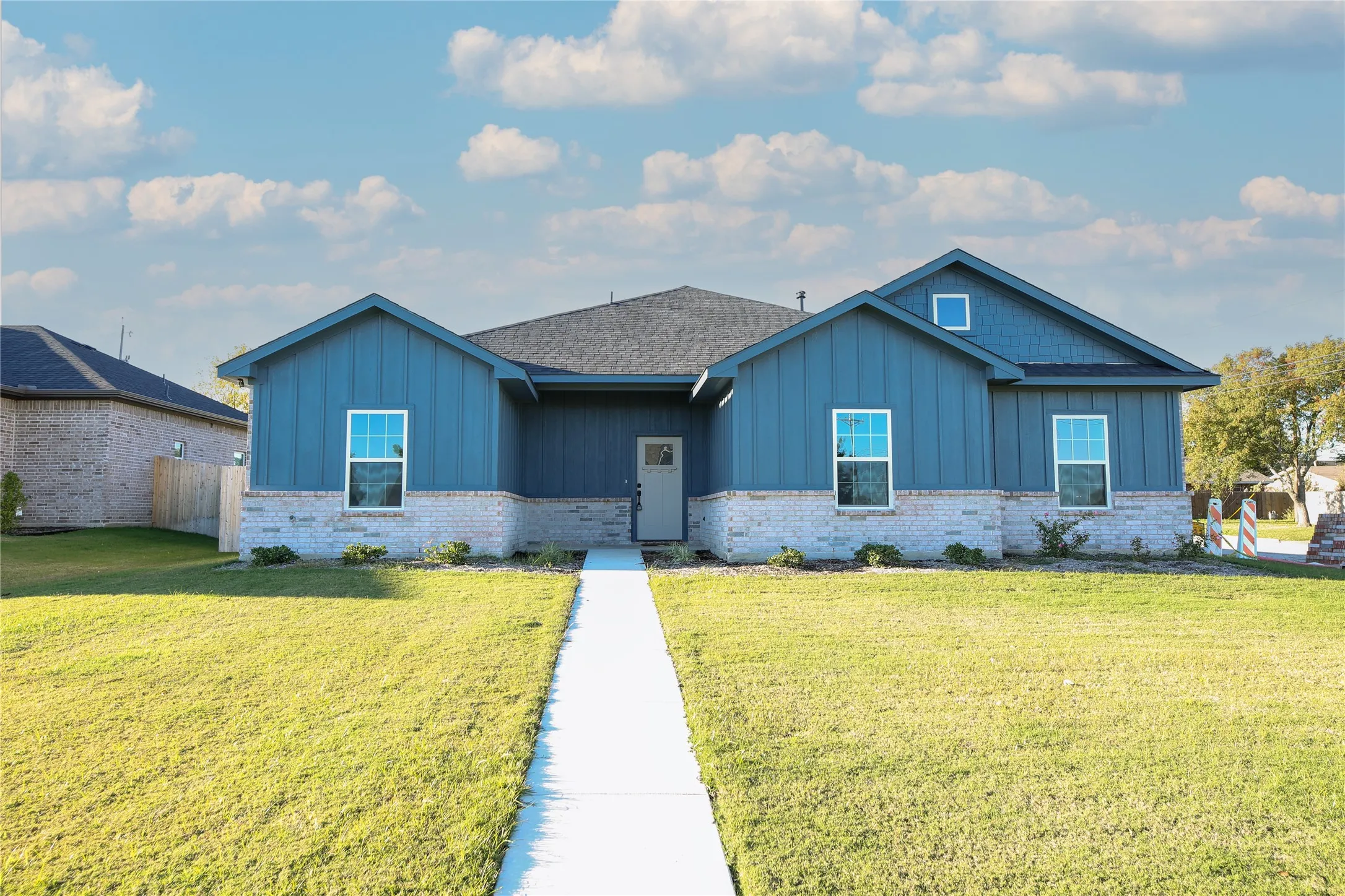 View of front of house featuring a front yard