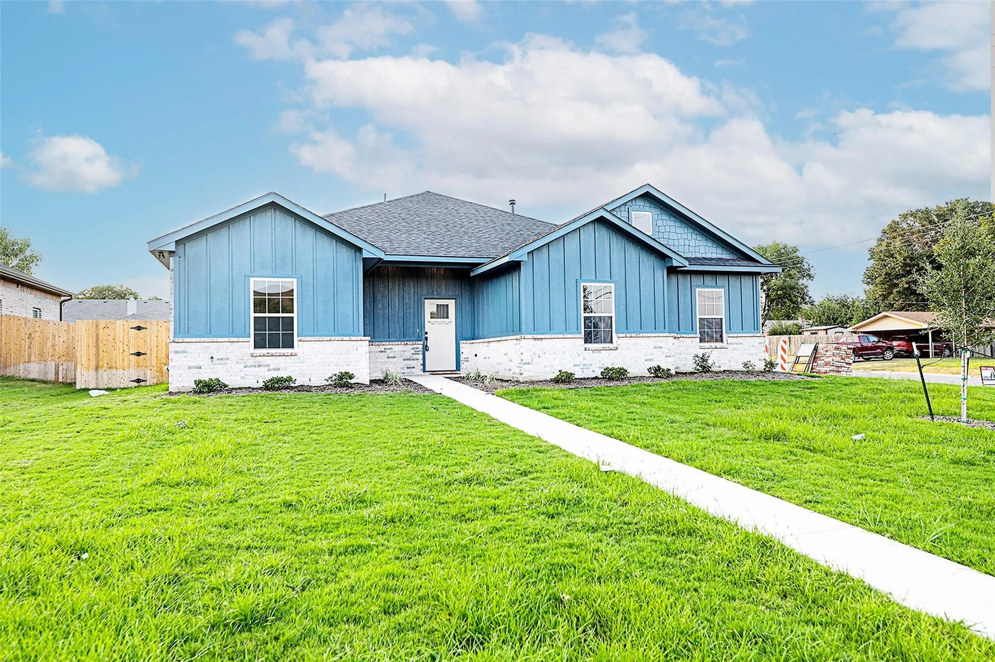 View of front facade with a front yard