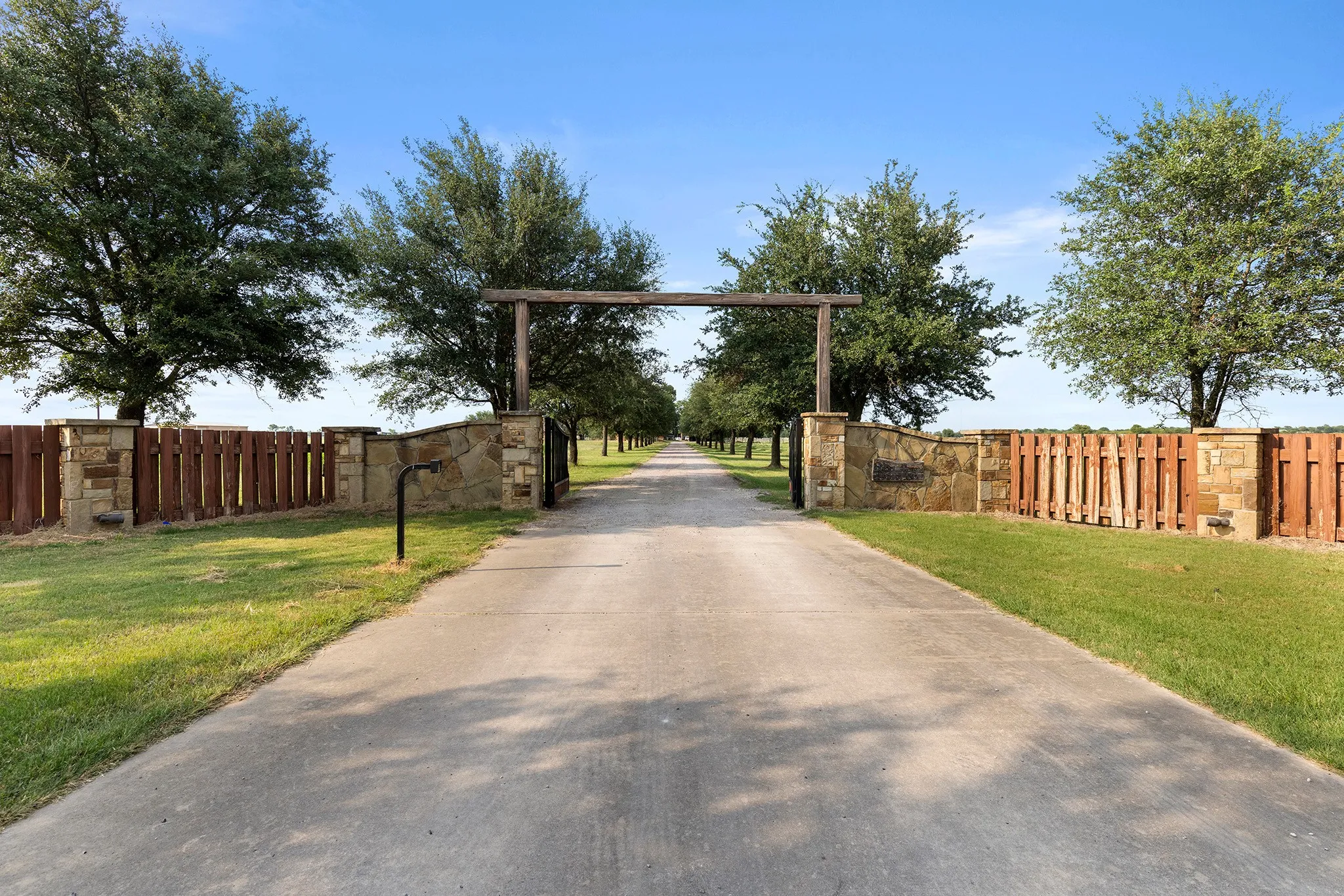 Farm For Sale in Grayson County , 777 Stiles Road, Whitesboro, Texas 76273, 6 Bedroom, 6 Bathroom, 3 Garage spaces, 2,235 Sqft, built in 2010, mls#21043642, Real Estate Agent in Whitesboro, Homes For Sale in Grayson county, Homes For Sale in Whitesboro, Realtor in Whitesboro Texas, Real Estate Brokerage Independent Realty Texas, Luminita Cordes Realtor