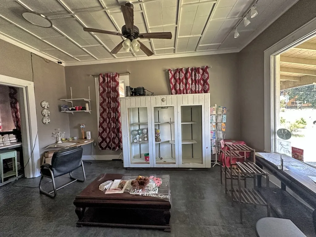 Retail For Sale in Anderson County , 208 S Magnolia Street, Palestine, Texas 75801, 0, 0, Garage spaces, 0 Sqft, built in 1900, mls#21046272, Real Estate Agent in Palestine, Homes For Sale in Anderson county, Homes For Sale in Palestine, Realtor in Palestine Texas, Real Estate Brokerage Independent Realty Texas, Luminita Cordes Realtor