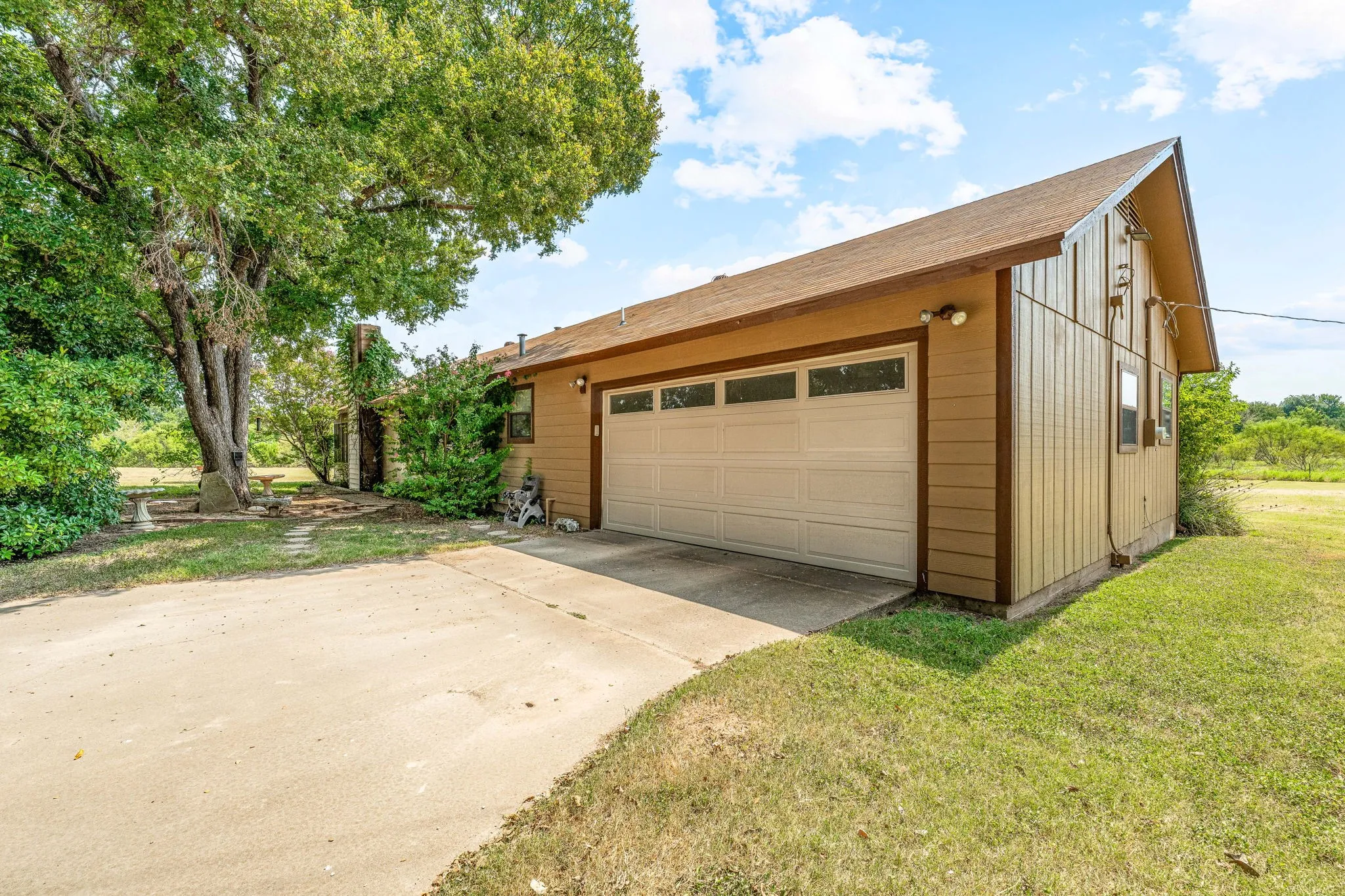 Single Family Residence For Sale in Bosque County , 15061 Highway 6, Iredell, Texas 76649, 4 Bedroom, 2 Bathroom, 3 Garage spaces, 2,156 Sqft, built in 1945, Preowned, Price $385,900, mls#21043073, Real Estate Agent in Iredell, Homes For Sale in Bosque county, Homes For Sale in Iredell, Realtor in Iredell Texas, Real Estate Brokerage Independent Realty Texas, Luminita Cordes Realtor