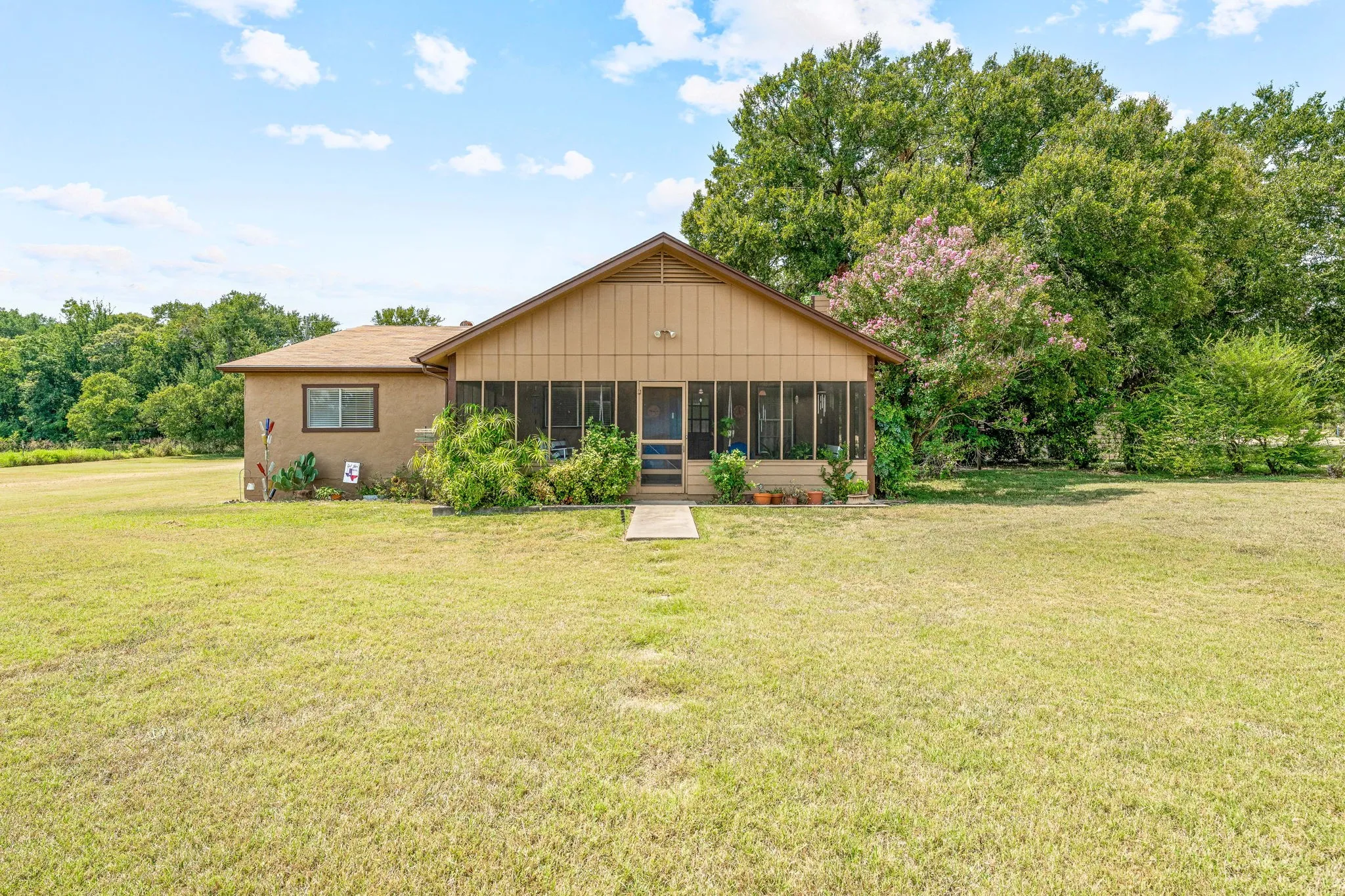 Single Family Residence For Sale in Bosque County , 15061 Highway 6, Iredell, Texas 76649, 4 Bedroom, 2 Bathroom, 3 Garage spaces, 2,156 Sqft, built in 1945, Preowned, Price $385,900, mls#21043073, Real Estate Agent in Iredell, Homes For Sale in Bosque county, Homes For Sale in Iredell, Realtor in Iredell Texas, Real Estate Brokerage Independent Realty Texas, Luminita Cordes Realtor