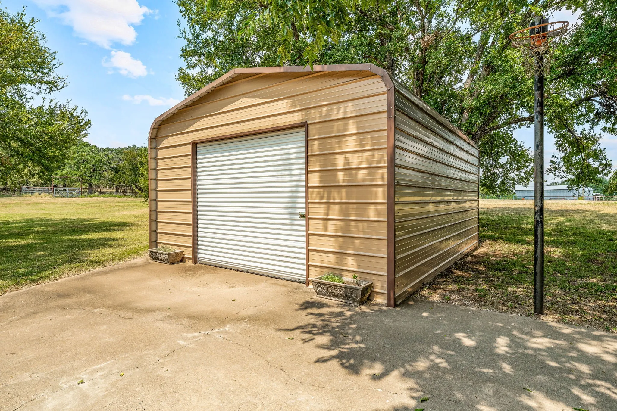 Single Family Residence For Sale in Bosque County , 15061 Highway 6, Iredell, Texas 76649, 4 Bedroom, 2 Bathroom, 3 Garage spaces, 2,156 Sqft, built in 1945, Preowned, Price $385,900, mls#21043073, Real Estate Agent in Iredell, Homes For Sale in Bosque county, Homes For Sale in Iredell, Realtor in Iredell Texas, Real Estate Brokerage Independent Realty Texas, Luminita Cordes Realtor