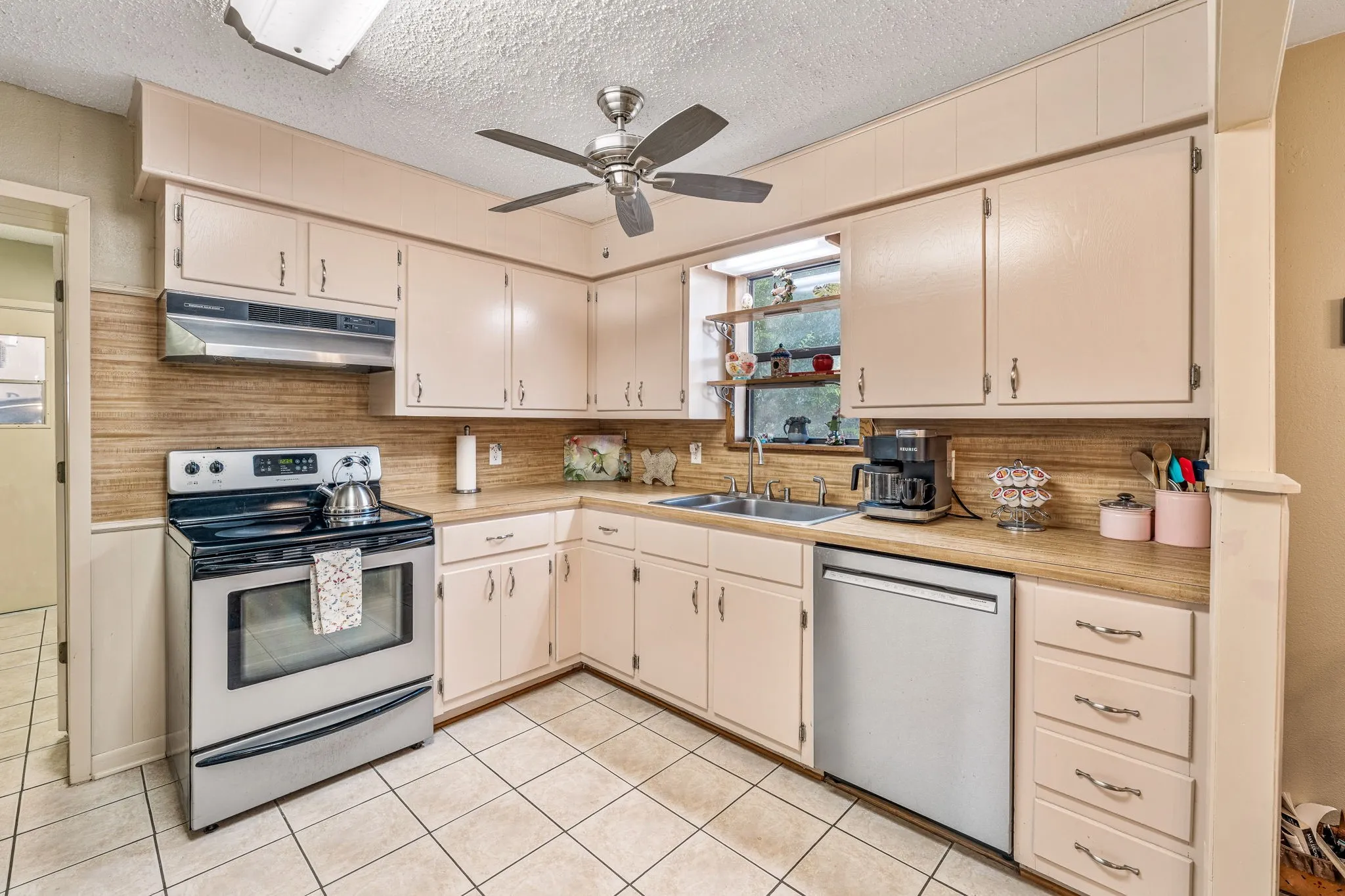 Single Family Residence For Sale in Bosque County , 15061 Highway 6, Iredell, Texas 76649, 4 Bedroom, 2 Bathroom, 3 Garage spaces, 2,156 Sqft, built in 1945, Preowned, Price $385,900, mls#21043073, Real Estate Agent in Iredell, Homes For Sale in Bosque county, Homes For Sale in Iredell, Realtor in Iredell Texas, Real Estate Brokerage Independent Realty Texas, Luminita Cordes Realtor