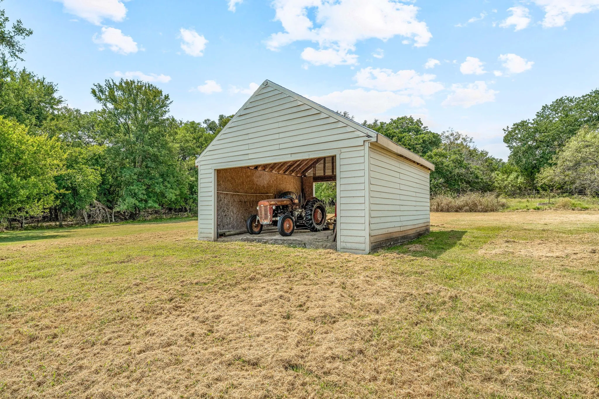 Single Family Residence For Sale in Bosque County , 15061 Highway 6, Iredell, Texas 76649, 4 Bedroom, 2 Bathroom, 3 Garage spaces, 2,156 Sqft, built in 1945, Preowned, Price $385,900, mls#21043073, Real Estate Agent in Iredell, Homes For Sale in Bosque county, Homes For Sale in Iredell, Realtor in Iredell Texas, Real Estate Brokerage Independent Realty Texas, Luminita Cordes Realtor