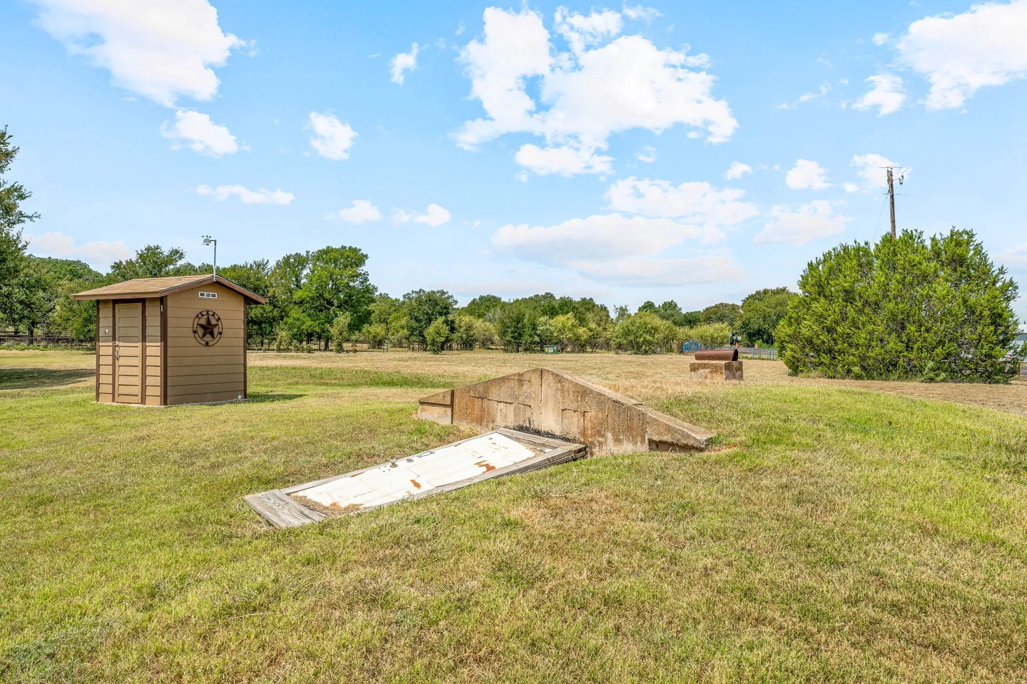 Single Family Residence For Sale in Bosque County , 15061 Highway 6, Iredell, Texas 76649, 4 Bedroom, 2 Bathroom, 3 Garage spaces, 2,156 Sqft, built in 1945, Preowned, Price $385,900, mls#21043073, Real Estate Agent in Iredell, Homes For Sale in Bosque county, Homes For Sale in Iredell, Realtor in Iredell Texas, Real Estate Brokerage Independent Realty Texas, Luminita Cordes Realtor