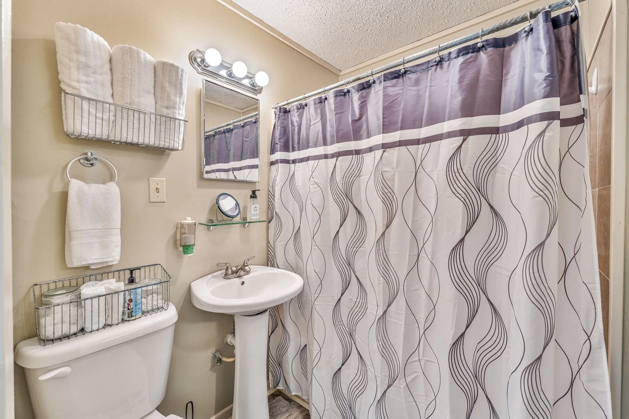 Single Family Residence For Sale in Bosque County , 15061 Highway 6, Iredell, Texas 76649, 4 Bedroom, 2 Bathroom, 3 Garage spaces, 2,156 Sqft, built in 1945, Preowned, Price $385,900, mls#21043073, Real Estate Agent in Iredell, Homes For Sale in Bosque county, Homes For Sale in Iredell, Realtor in Iredell Texas, Real Estate Brokerage Independent Realty Texas, Luminita Cordes Realtor