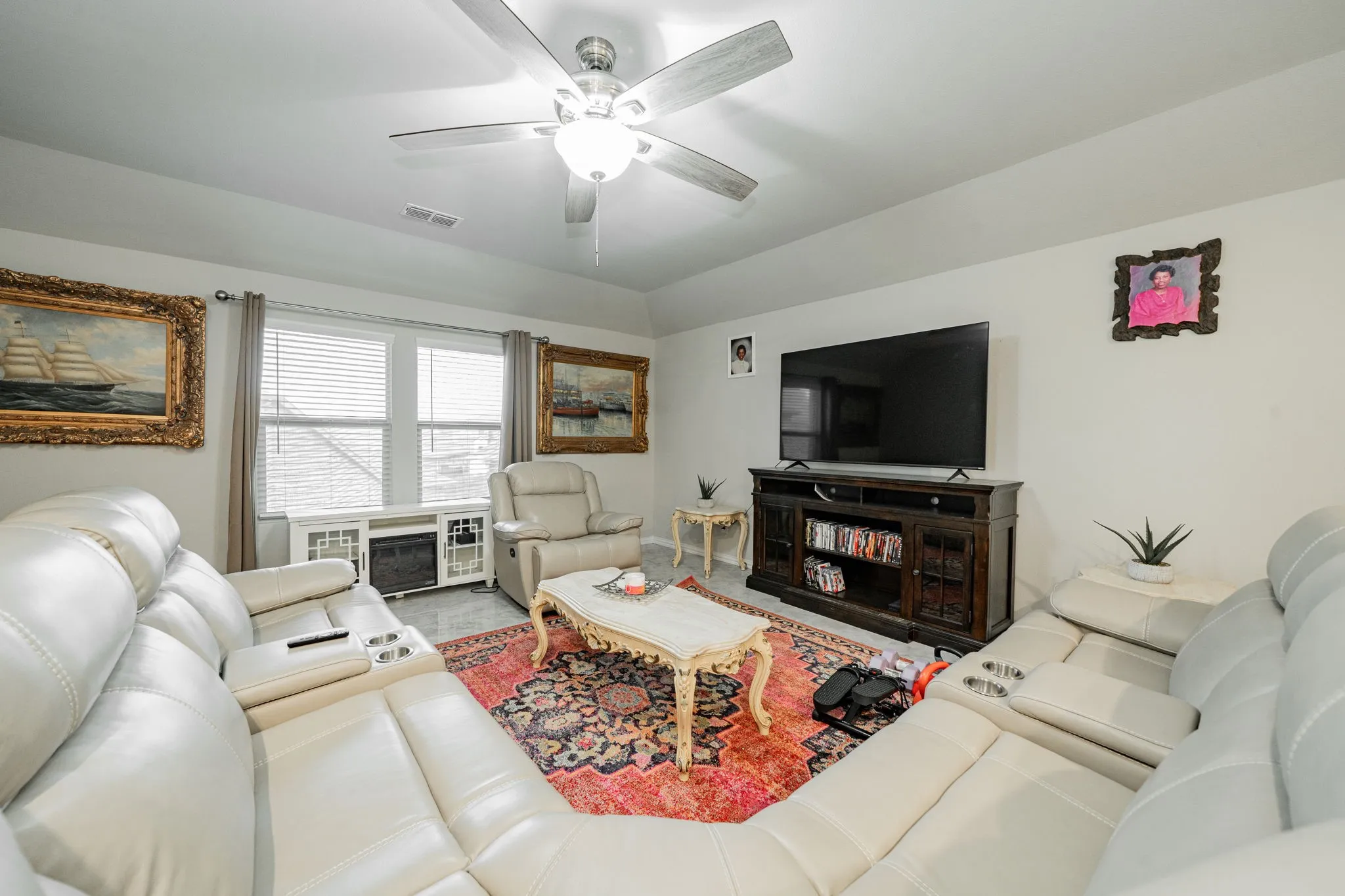Living area with ceiling fan