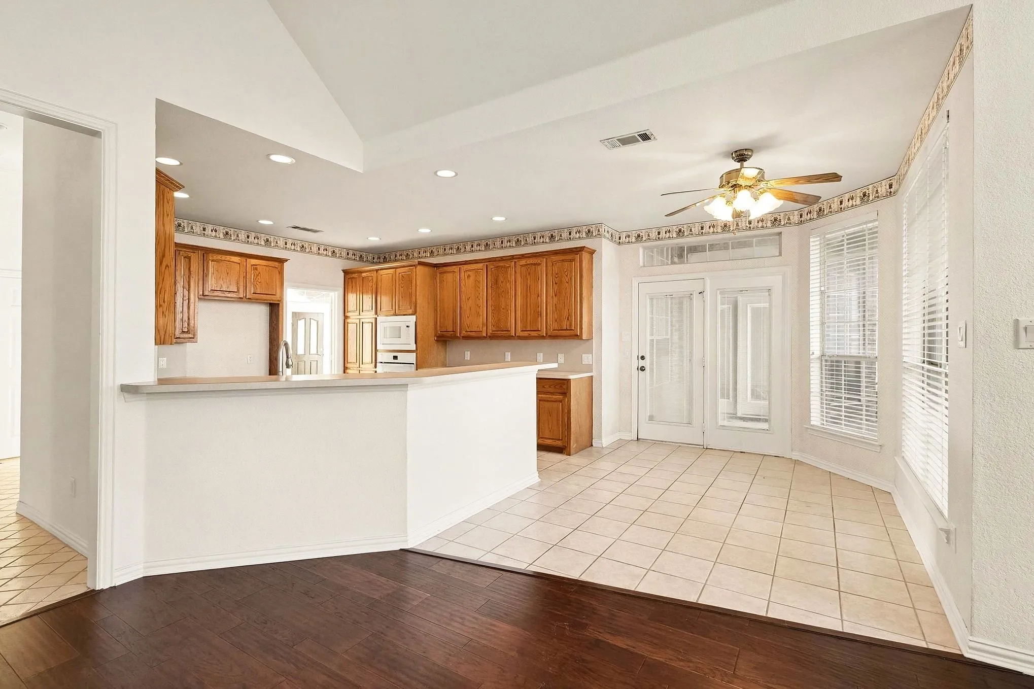 Single Family Residence For Sale in Kaufman County , 1001 W Remington Park Drive, Terrell, Texas 75160, 4 Bedroom, 4 Bathroom, 3 Garage spaces, 2,927 Sqft, built in 2002, mls#21046609, Real Estate Agent in Terrell, Homes For Sale in Kaufman county, Homes For Sale in Terrell, Realtor in Terrell Texas, Real Estate Brokerage Independent Realty Texas, Luminita Cordes Realtor