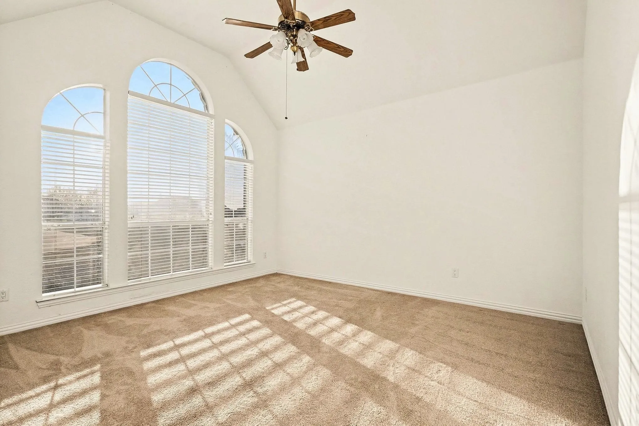 Single Family Residence For Sale in Kaufman County , 1001 W Remington Park Drive, Terrell, Texas 75160, 4 Bedroom, 4 Bathroom, 3 Garage spaces, 2,927 Sqft, built in 2002, mls#21046609, Real Estate Agent in Terrell, Homes For Sale in Kaufman county, Homes For Sale in Terrell, Realtor in Terrell Texas, Real Estate Brokerage Independent Realty Texas, Luminita Cordes Realtor