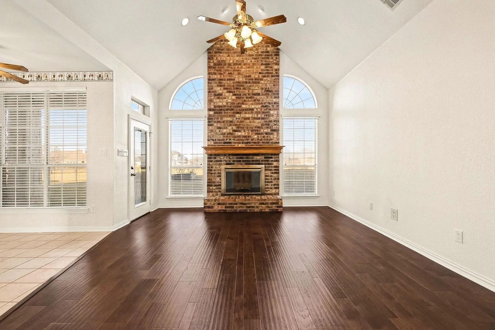 Single Family Residence For Sale in Kaufman County , 1001 W Remington Park Drive, Terrell, Texas 75160, 4 Bedroom, 4 Bathroom, 3 Garage spaces, 2,927 Sqft, built in 2002, mls#21046609, Real Estate Agent in Terrell, Homes For Sale in Kaufman county, Homes For Sale in Terrell, Realtor in Terrell Texas, Real Estate Brokerage Independent Realty Texas, Luminita Cordes Realtor