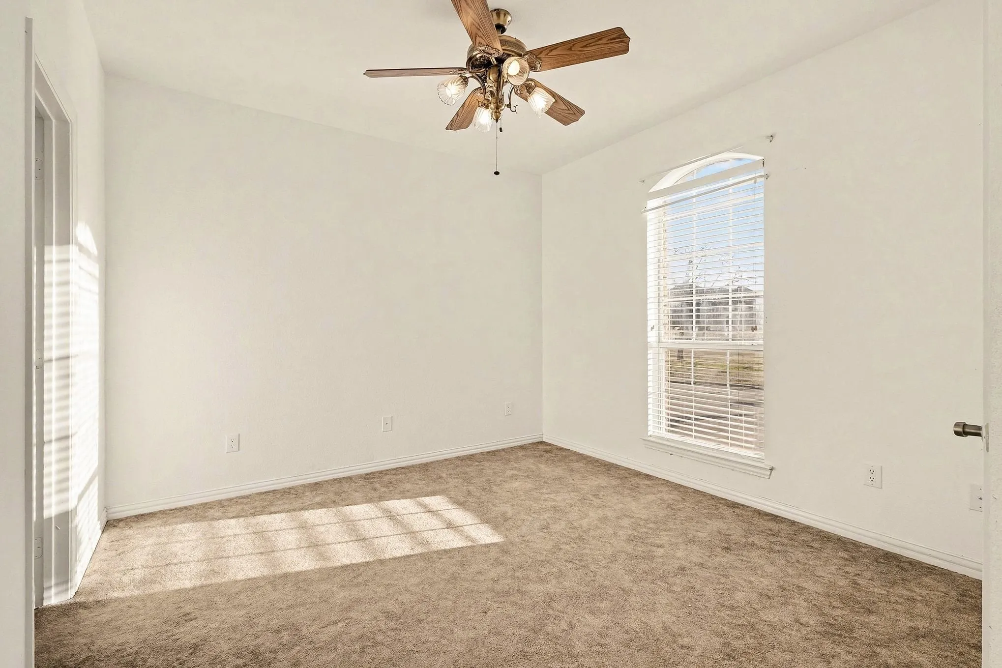 Single Family Residence For Sale in Kaufman County , 1001 W Remington Park Drive, Terrell, Texas 75160, 4 Bedroom, 4 Bathroom, 3 Garage spaces, 2,927 Sqft, built in 2002, mls#21046609, Real Estate Agent in Terrell, Homes For Sale in Kaufman county, Homes For Sale in Terrell, Realtor in Terrell Texas, Real Estate Brokerage Independent Realty Texas, Luminita Cordes Realtor