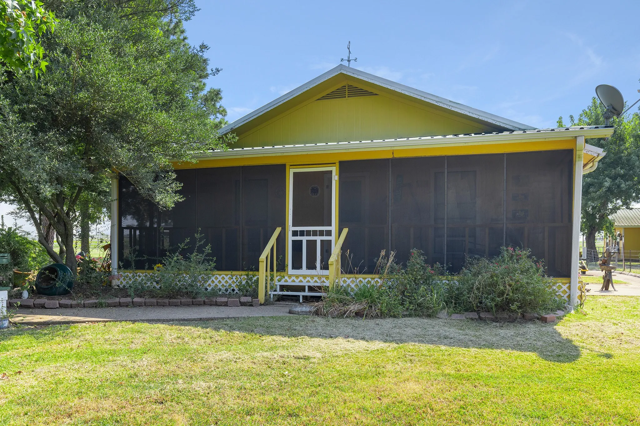 Farm For Sale in Grayson County , 1276 Dixie Road, Whitesboro, Texas 76273, 3 Bedrooms, 4 Bathrooms, 2 Garage spaces, 3,888 Sqft, built in 1988, Price $6,660,062, mls#21043833, Real Estate Agent in Whitesboro, Homes For Sale in Grayson county, Homes For Sale in Whitesboro, Realtor in Whitesboro Texas, Real Estate Brokerage Independent Realty Texas, Luminita Cordes Realtor