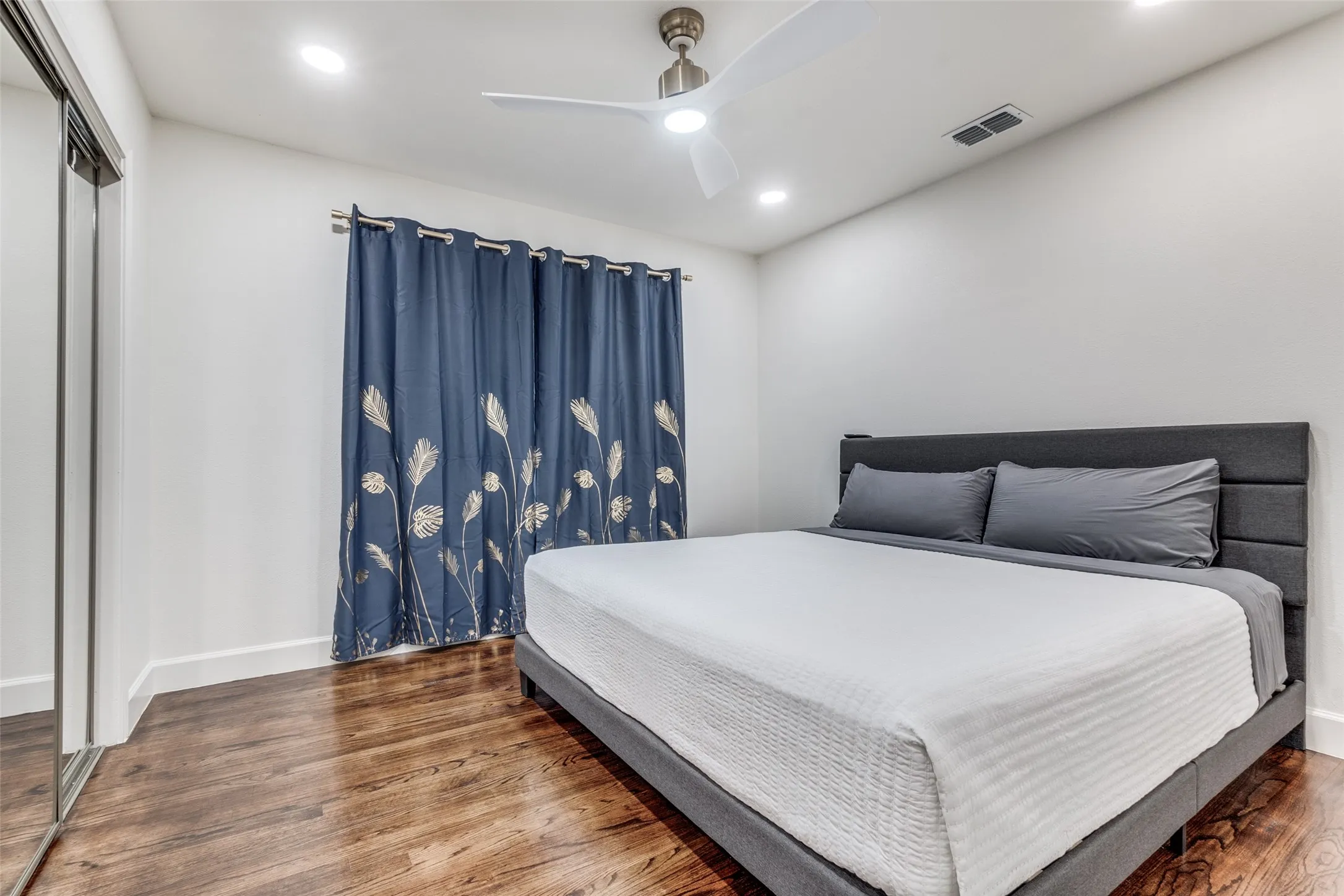 Single Family Residence For Rent in Dallas County , 9026 Livenshire Drive, Dallas, Texas 75238, 4 Bedroom, 3 Bathroom, Garage spaces, 1,952 Sqft, built in 1955, mls#21046580, Real Estate Agent in Dallas, Homes For Rent in Dallas county, Homes For Rent in Dallas, Realtor in Dallas Texas, Real Estate Brokerage Independent Realty Texas, Luminita Cordes Realtor