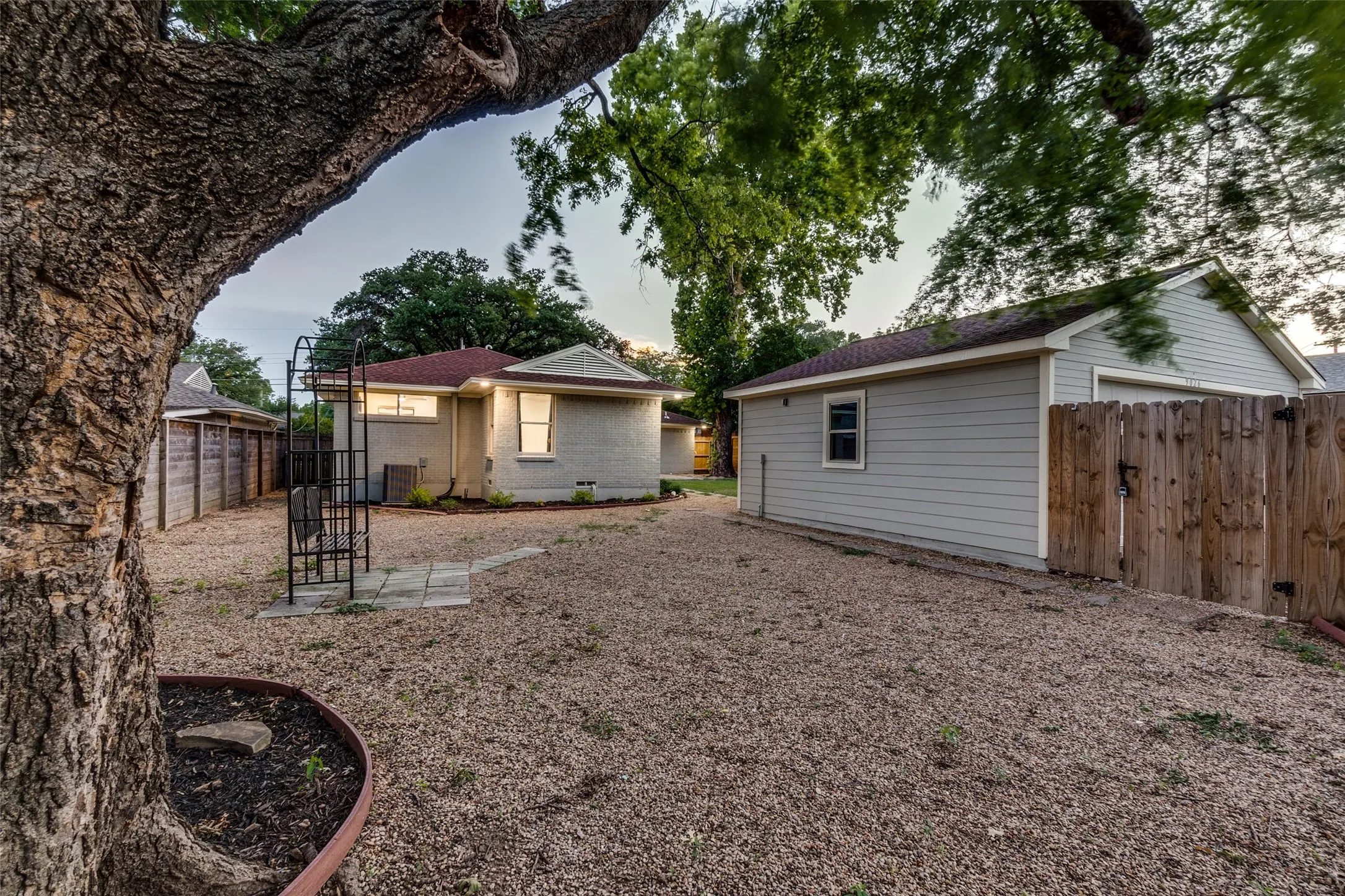 Single Family Residence For Rent in Dallas County , 9026 Livenshire Drive, Dallas, Texas 75238, 4 Bedroom, 3 Bathroom, Garage spaces, 1,952 Sqft, built in 1955, mls#21046580, Real Estate Agent in Dallas, Homes For Rent in Dallas county, Homes For Rent in Dallas, Realtor in Dallas Texas, Real Estate Brokerage Independent Realty Texas, Luminita Cordes Realtor