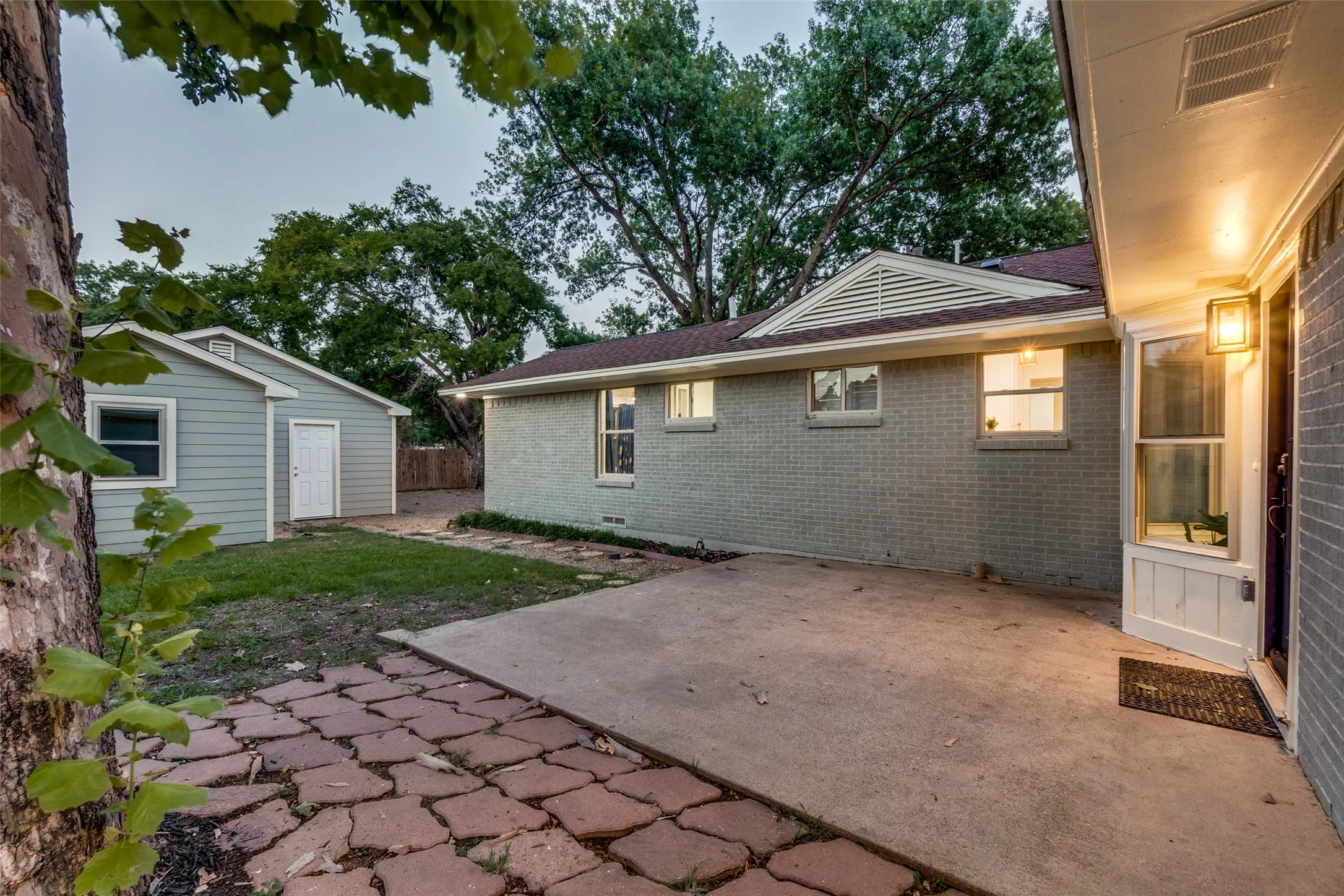Single Family Residence For Rent in Dallas County , 9026 Livenshire Drive, Dallas, Texas 75238, 4 Bedroom, 3 Bathroom, Garage spaces, 1,952 Sqft, built in 1955, mls#21046580, Real Estate Agent in Dallas, Homes For Rent in Dallas county, Homes For Rent in Dallas, Realtor in Dallas Texas, Real Estate Brokerage Independent Realty Texas, Luminita Cordes Realtor