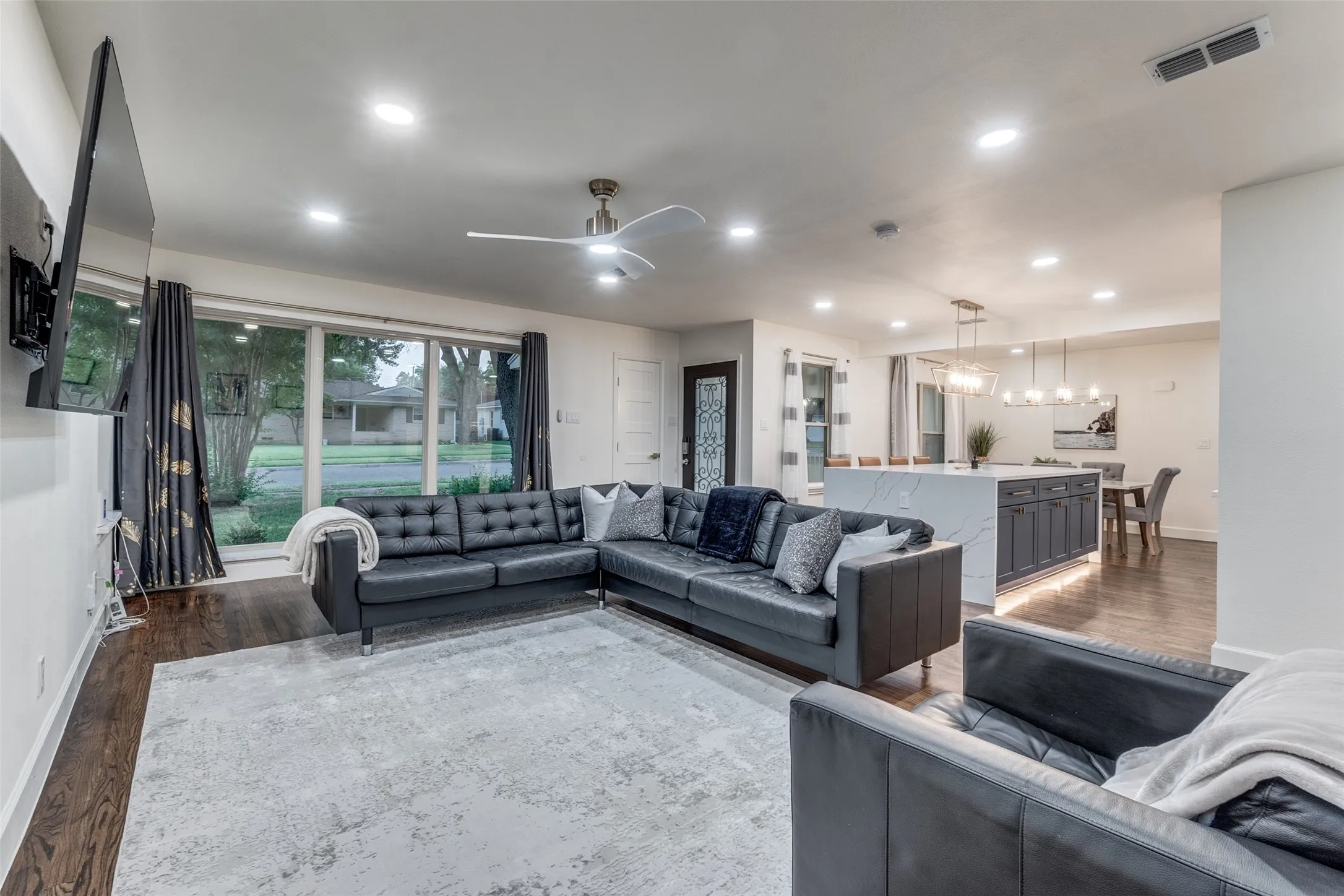 Single Family Residence For Rent in Dallas County , 9026 Livenshire Drive, Dallas, Texas 75238, 4 Bedroom, 3 Bathroom, Garage spaces, 1,952 Sqft, built in 1955, mls#21046580, Real Estate Agent in Dallas, Homes For Rent in Dallas county, Homes For Rent in Dallas, Realtor in Dallas Texas, Real Estate Brokerage Independent Realty Texas, Luminita Cordes Realtor