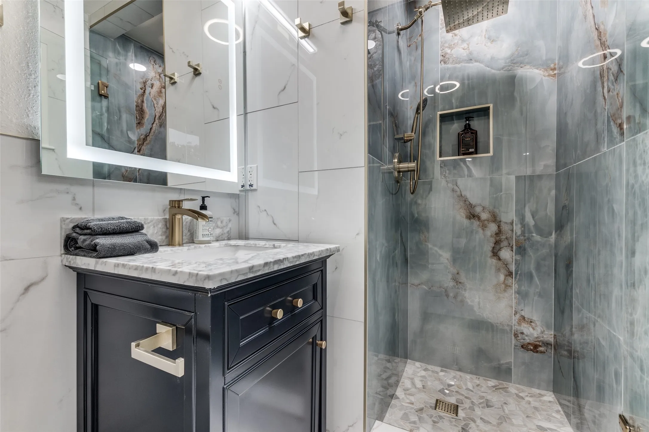 Single Family Residence For Rent in Dallas County , 9026 Livenshire Drive, Dallas, Texas 75238, 4 Bedroom, 3 Bathroom, Garage spaces, 1,952 Sqft, built in 1955, mls#21046580, Real Estate Agent in Dallas, Homes For Rent in Dallas county, Homes For Rent in Dallas, Realtor in Dallas Texas, Real Estate Brokerage Independent Realty Texas, Luminita Cordes Realtor
