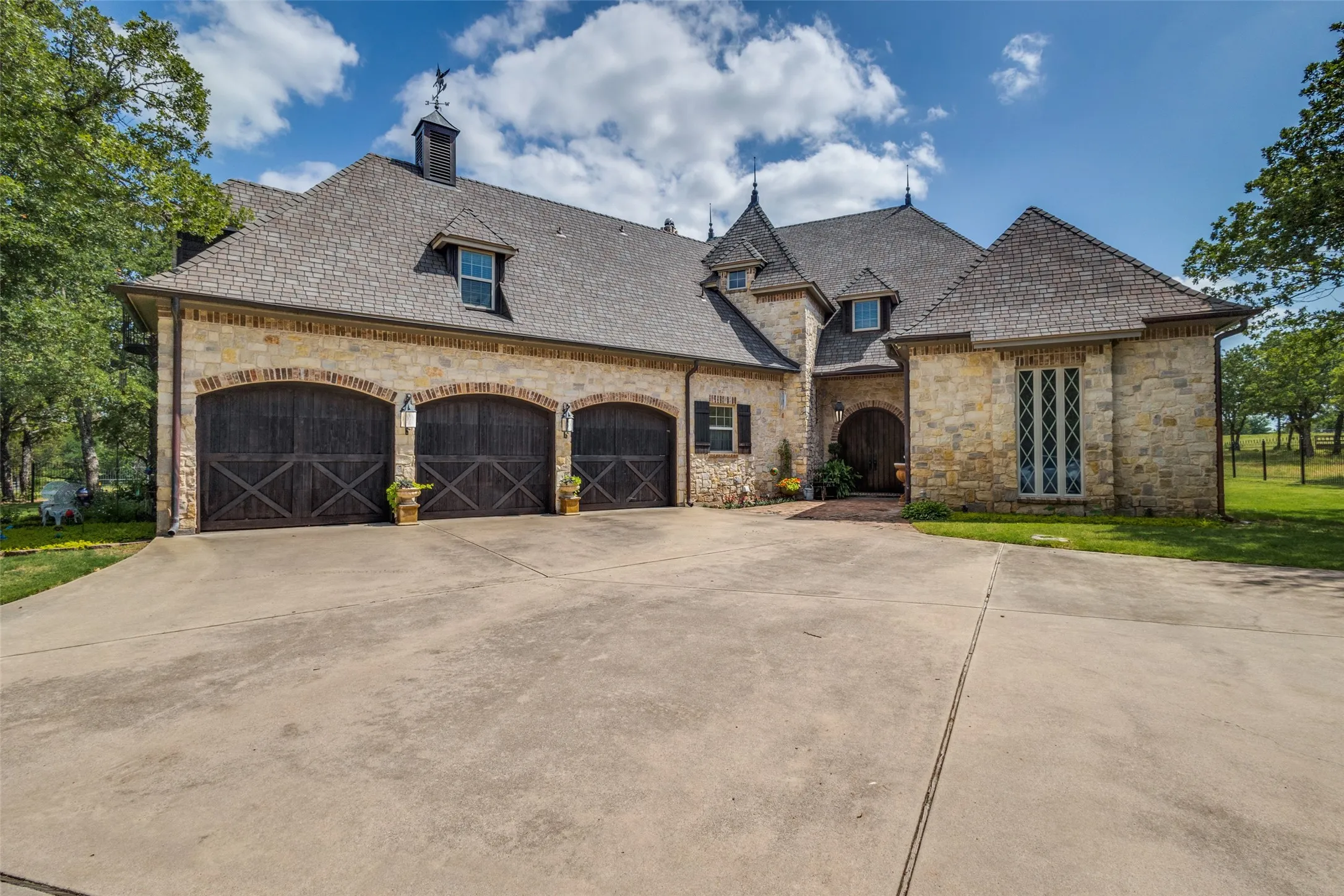 Single Family Residence For Sale in Wise County , 181 County Road 1326, Bridgeport, Texas 76426, 4 Bedrooms, 3 Bathrooms, 3 Garage spaces, 4,472 Sqft, built in 2003, Preowned, Price $1,200,000, mls#21047210, Real Estate Agent in Bridgeport, Homes For Sale in Wise county, Homes For Sale in Bridgeport, Realtor in Bridgeport Texas, Real Estate Brokerage Independent Realty Texas, Luminita Cordes Realtor