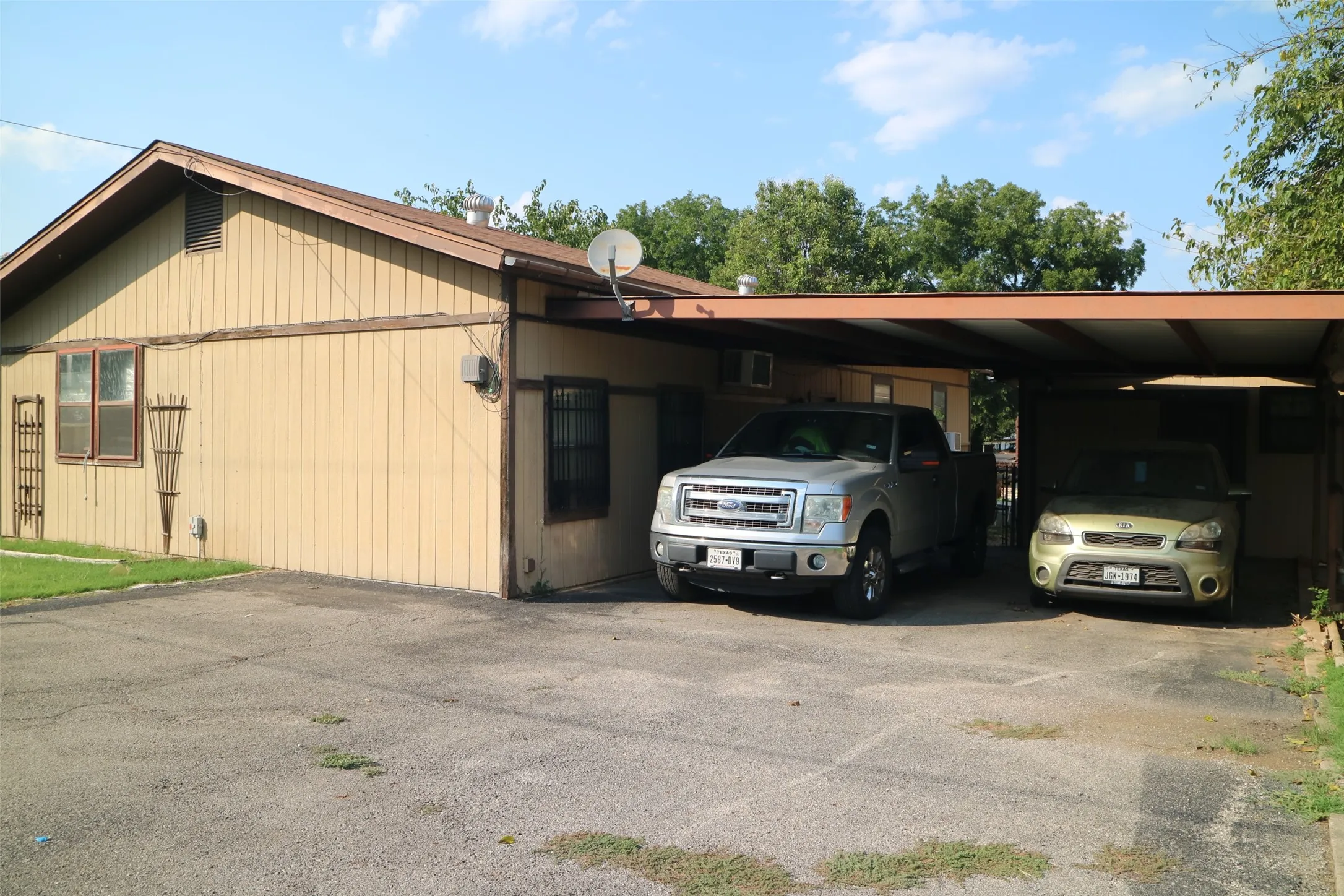 Mobile Home For Sale in Hood County , 3601 Greenbrook Street, Granbury, Texas 76048, 2 Bedroom, 1 Bathroom, Garage spaces, 0 Sqft, built in 0, Price $139,000, mls#21045660, Real Estate Agent in Granbury, Homes For Sale in Hood county, Homes For Sale in Granbury, Realtor in Granbury Texas, Real Estate Brokerage Independent Realty Texas, Luminita Cordes Realtor