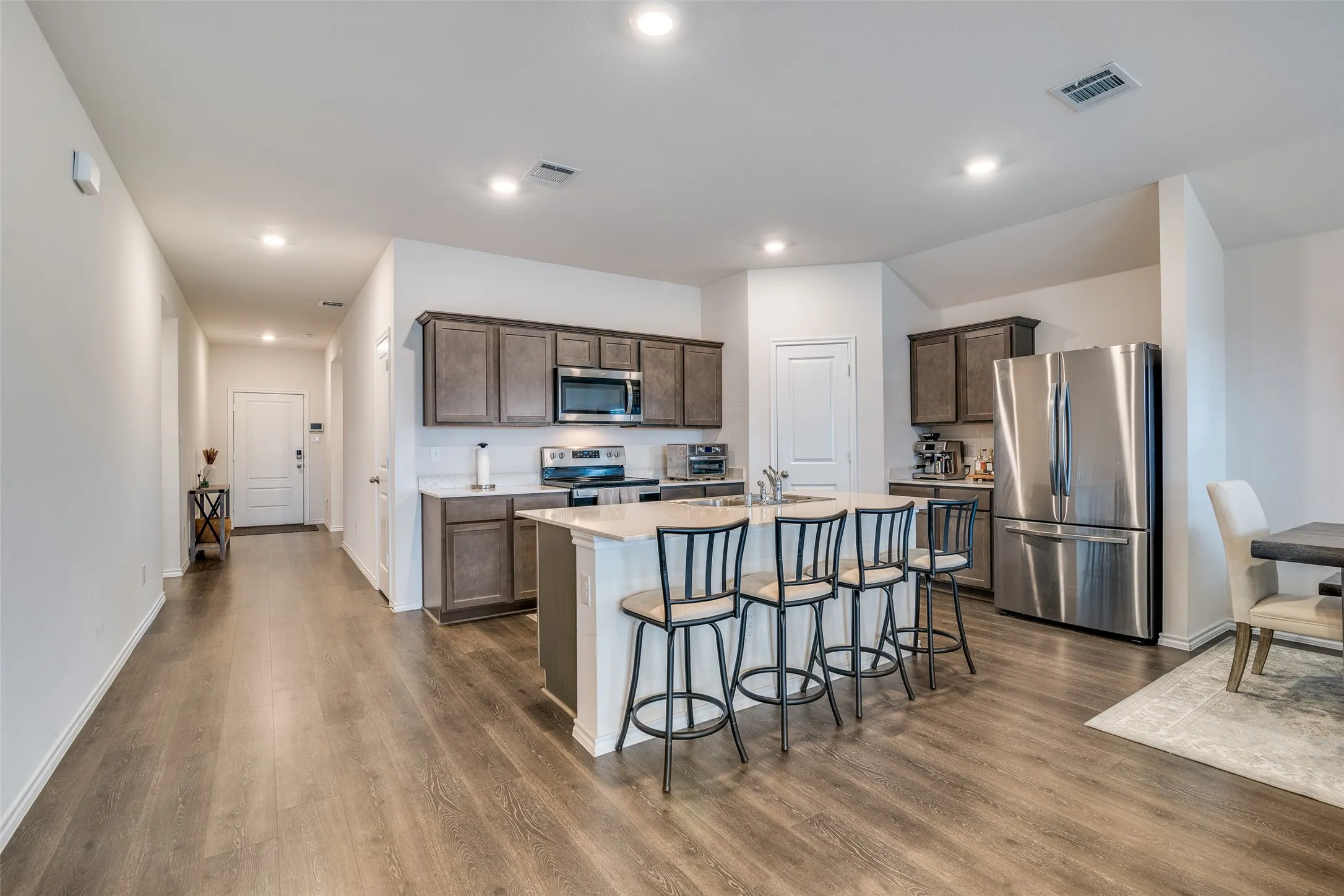 Easy work space, plenty of rooms for cooks.